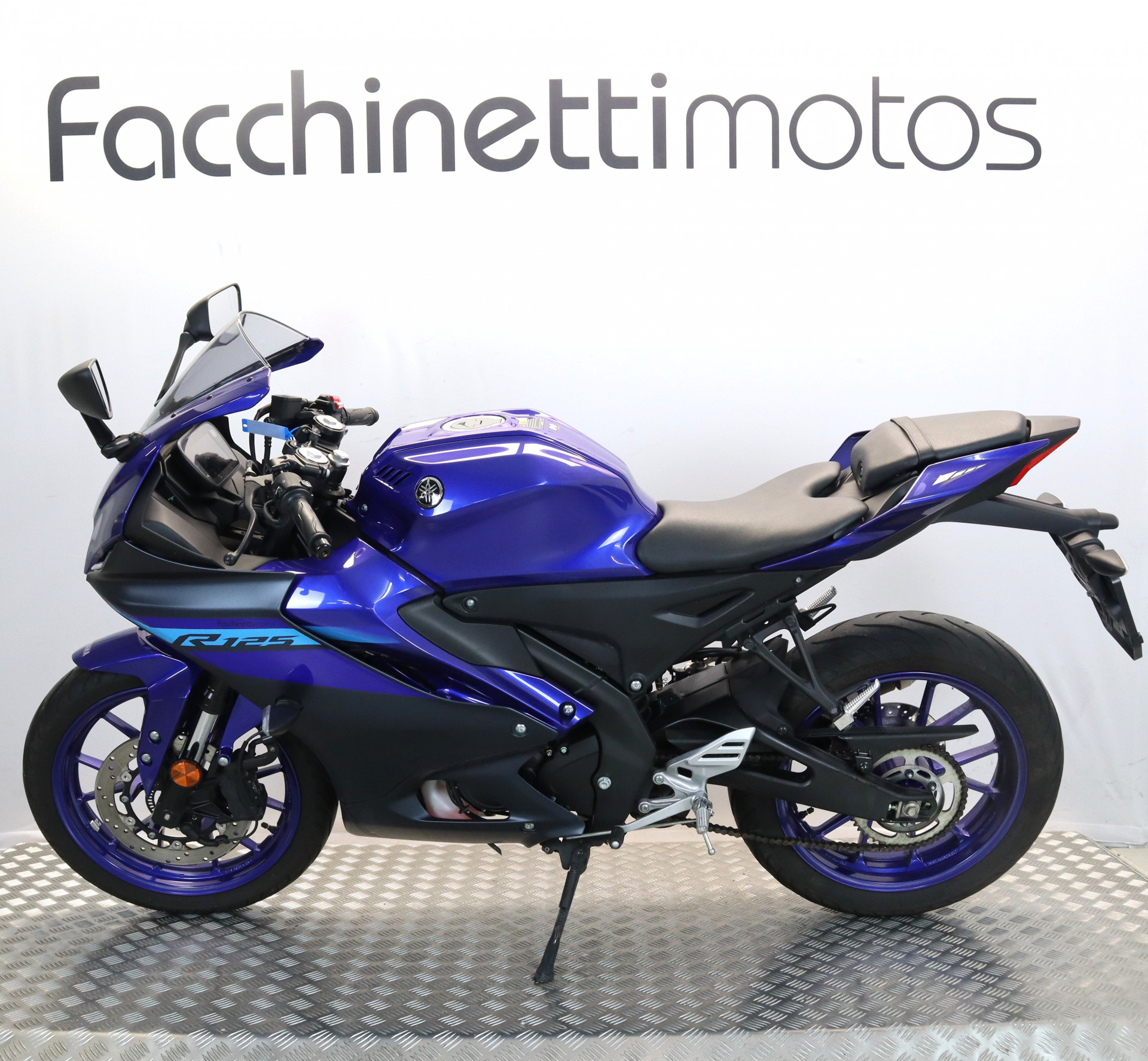 YAMAHA R125-showroom-element-1