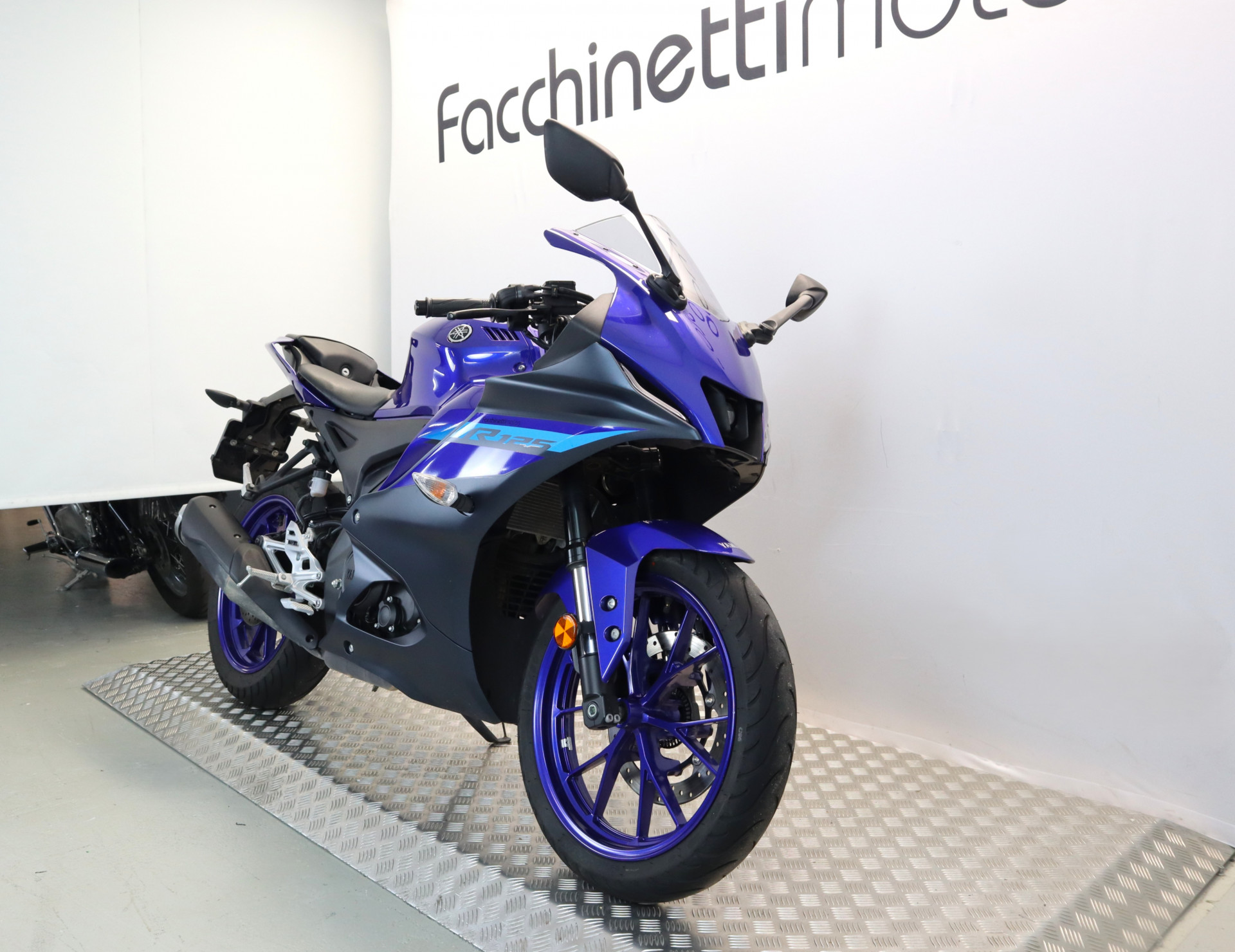 YAMAHA R125-showroom-element-2