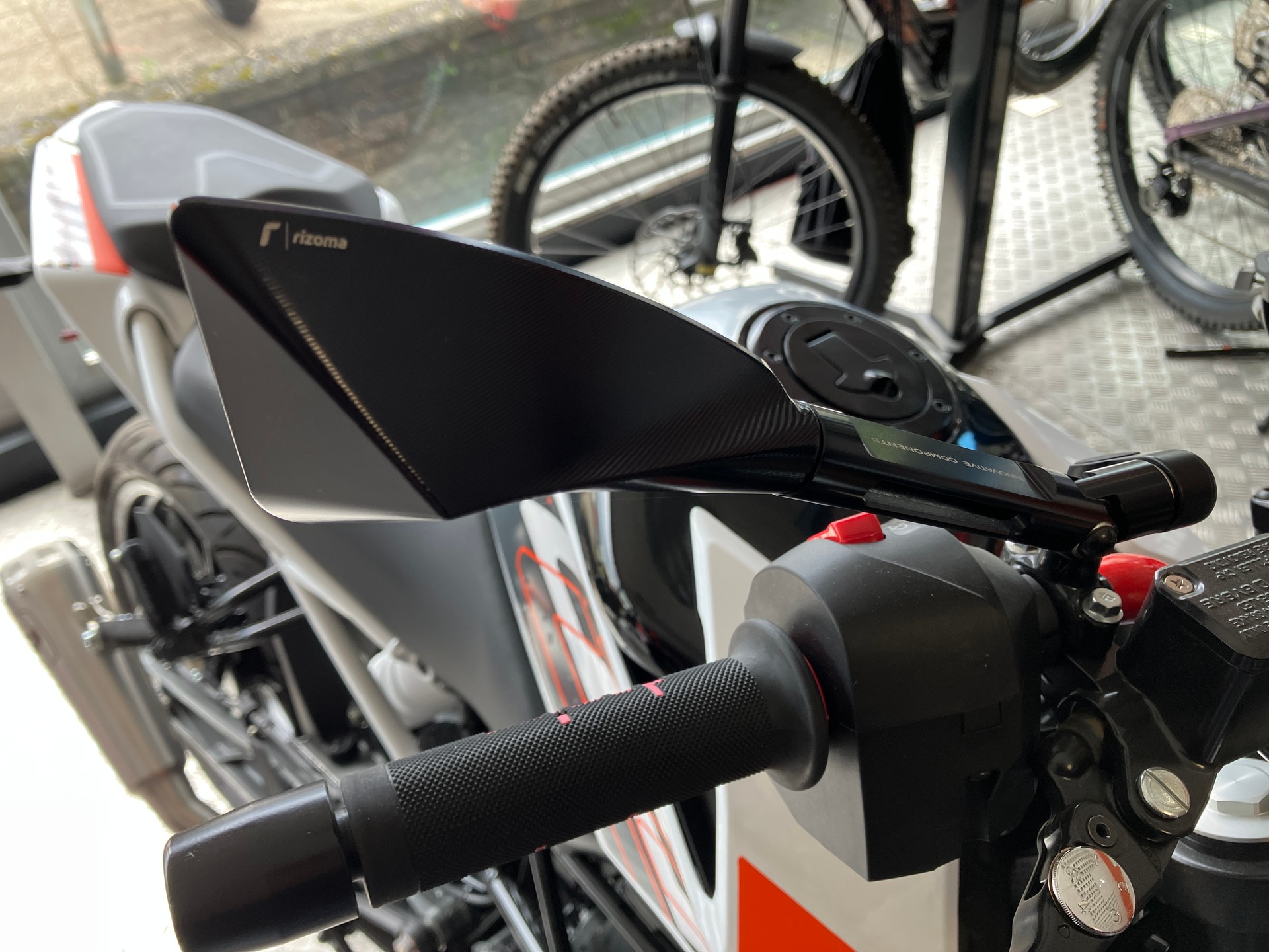 KTM 390 Duke-showroom-element-3