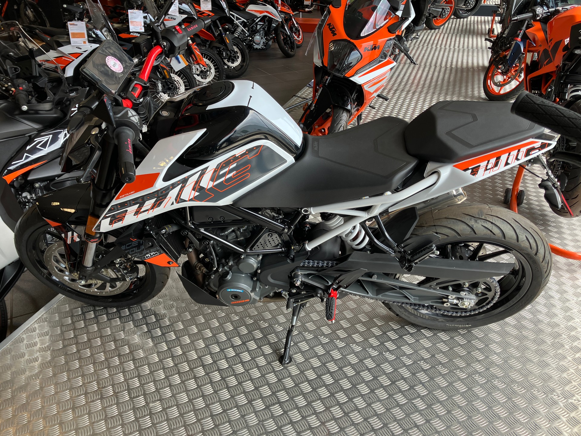 KTM 390 Duke-showroom-element-1