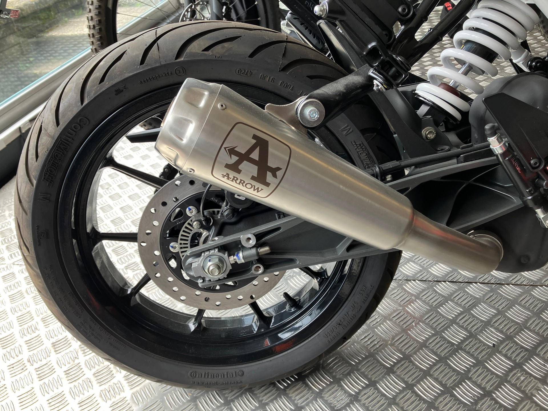 KTM 390 Duke-showroom-element-2