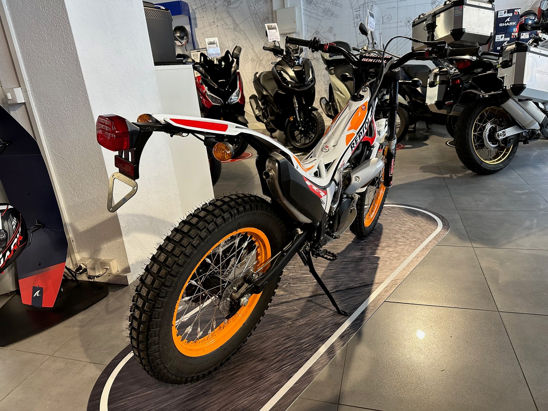 MONTESA-showroom-element-2