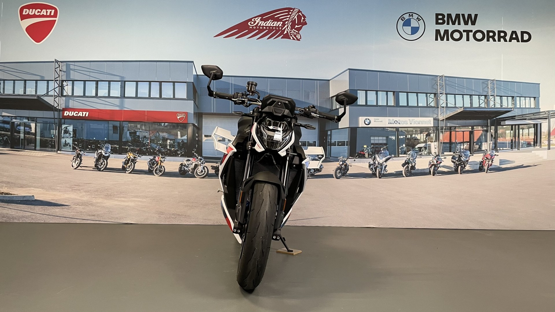 BMW M 1000 R-showroom-element-1