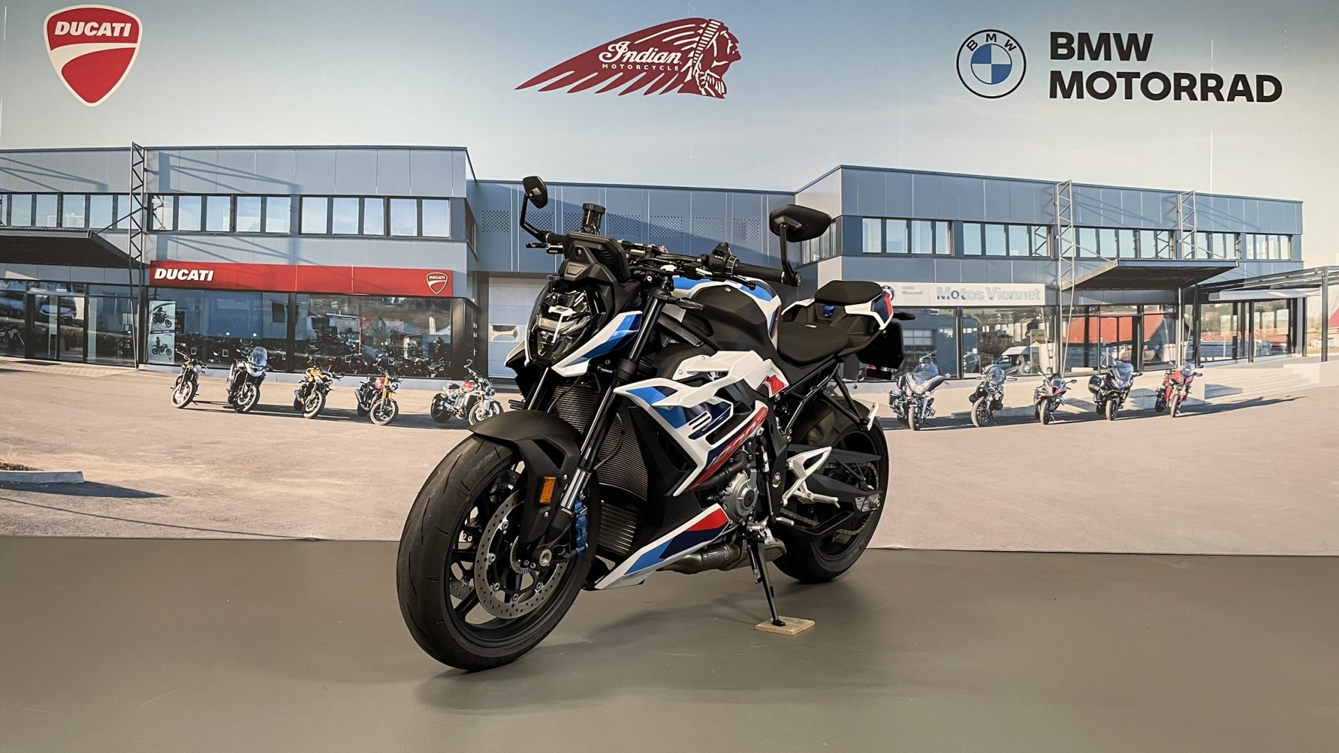 BMW M 1000 R-showroom-element-2