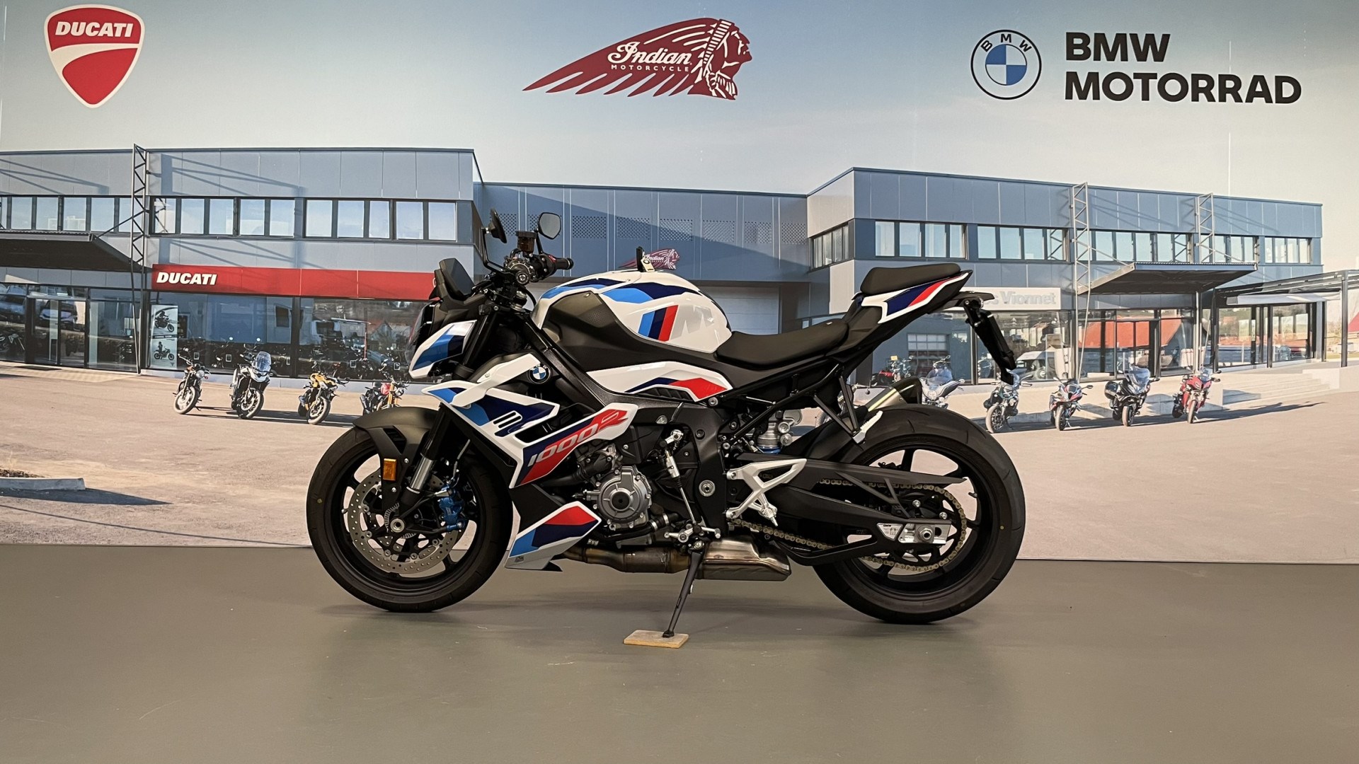 BMW M 1000 R-showroom-element-3