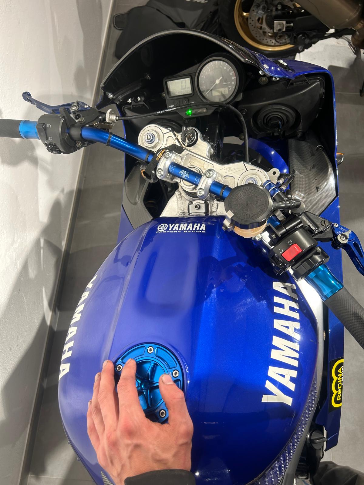 YAMAHA YZF-R1-showroom-element-2
