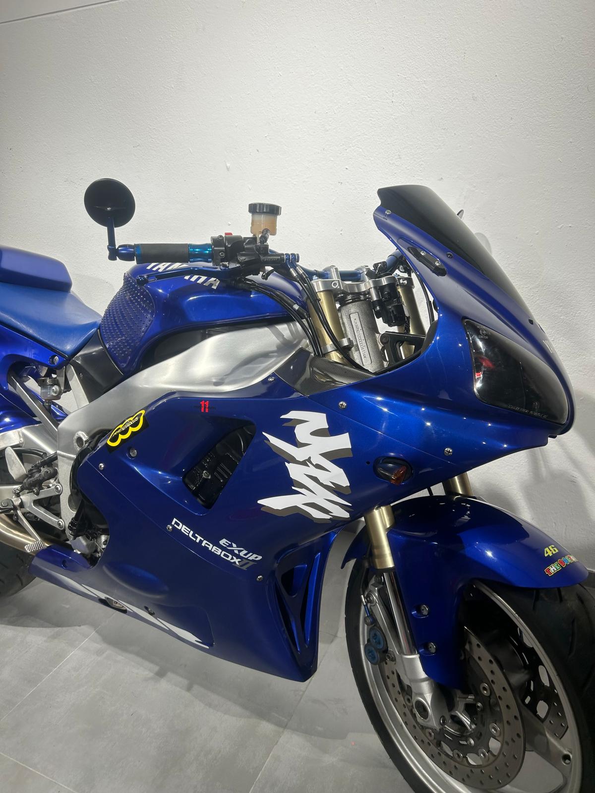 YAMAHA YZF-R1-showroom-element-1