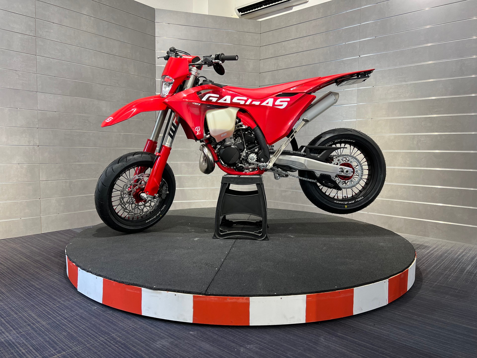 GASGAS EC 300 2T Supermoto-image-1