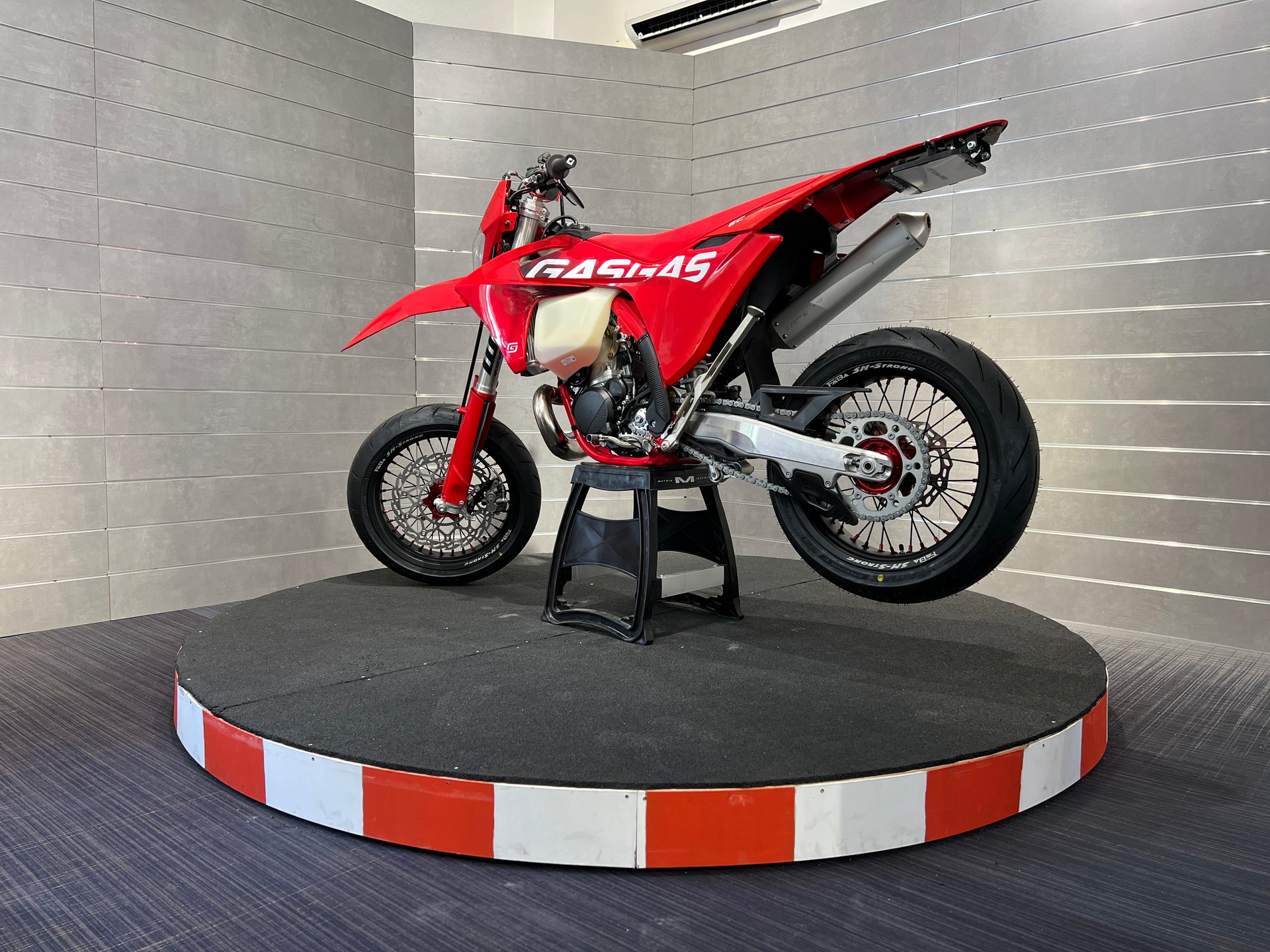 GASGAS EC 300 2T Supermoto-image-2