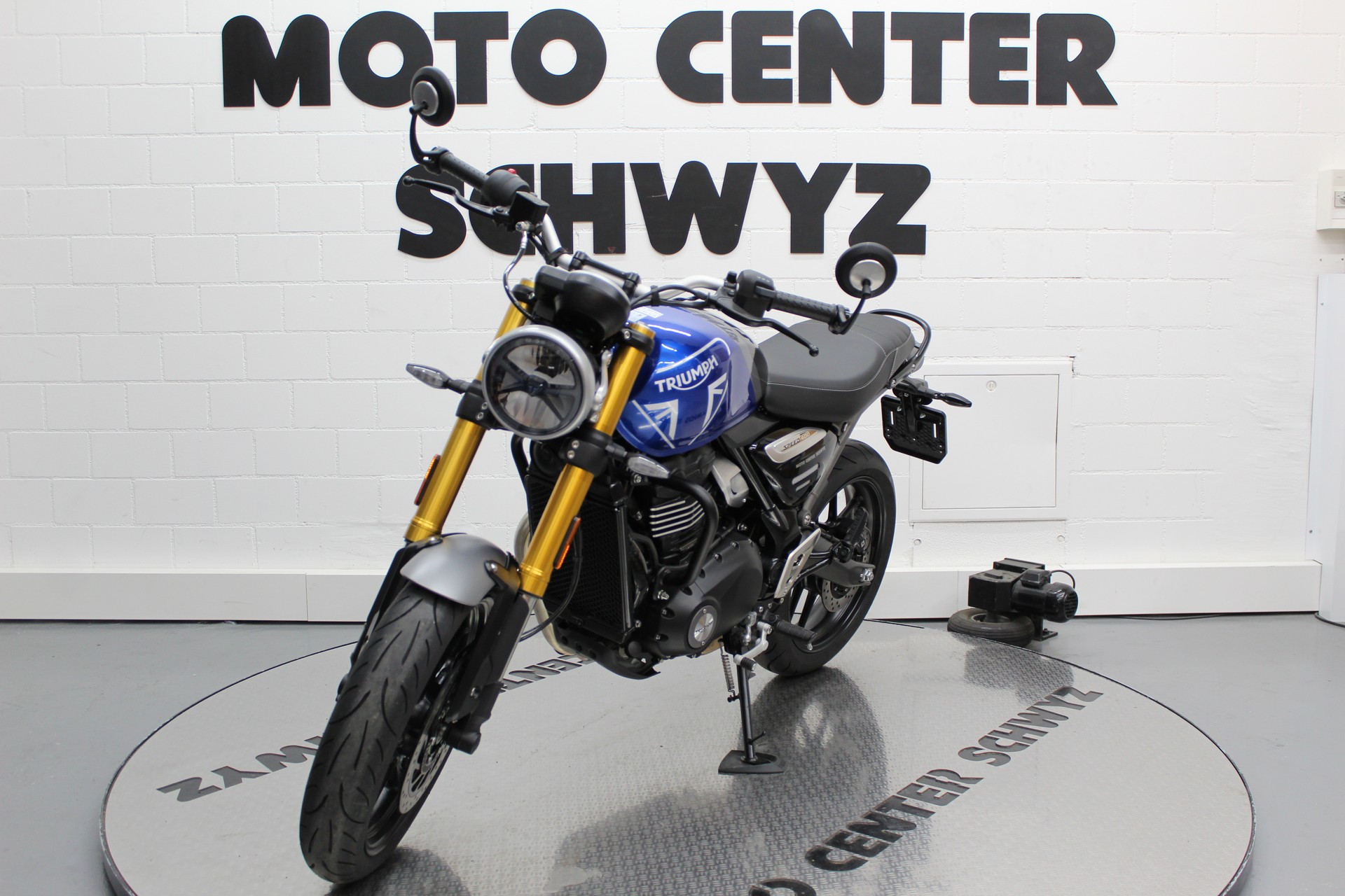 TRIUMPH Speed 400-showroom-element-3