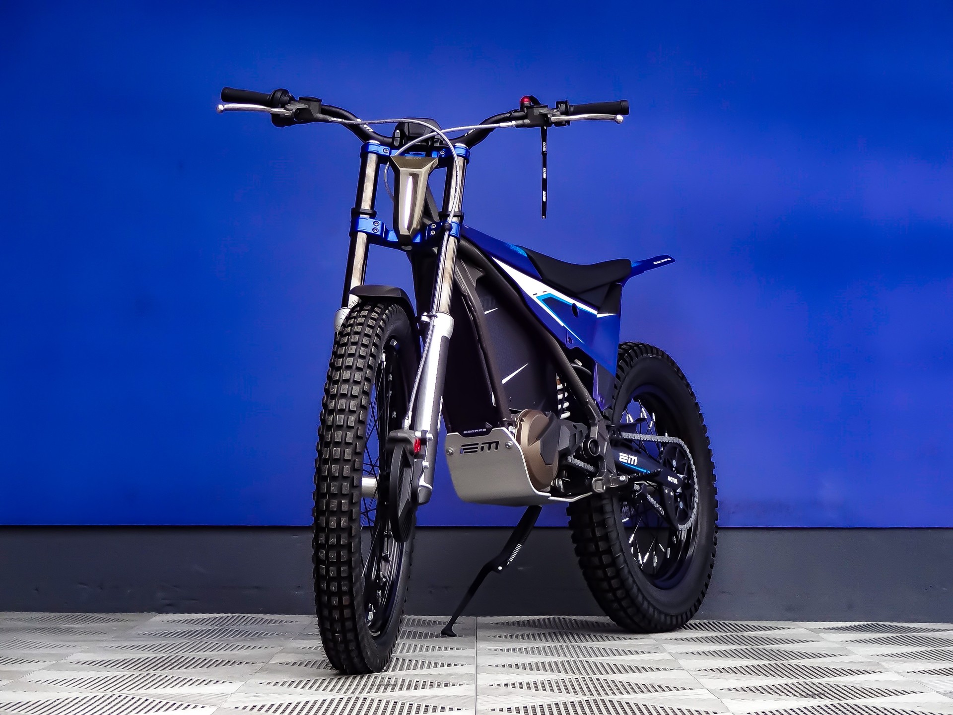 ELECTRIC MOTION Escape R-showroom-element-3