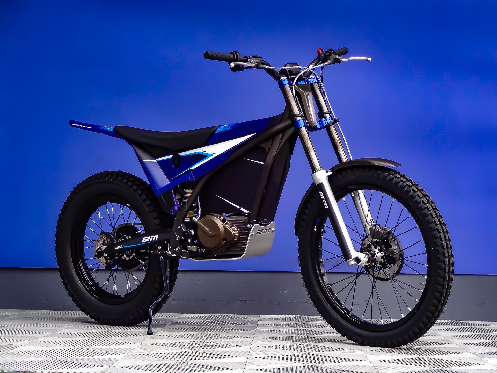ELECTRIC MOTION Escape R-showroom-element-2