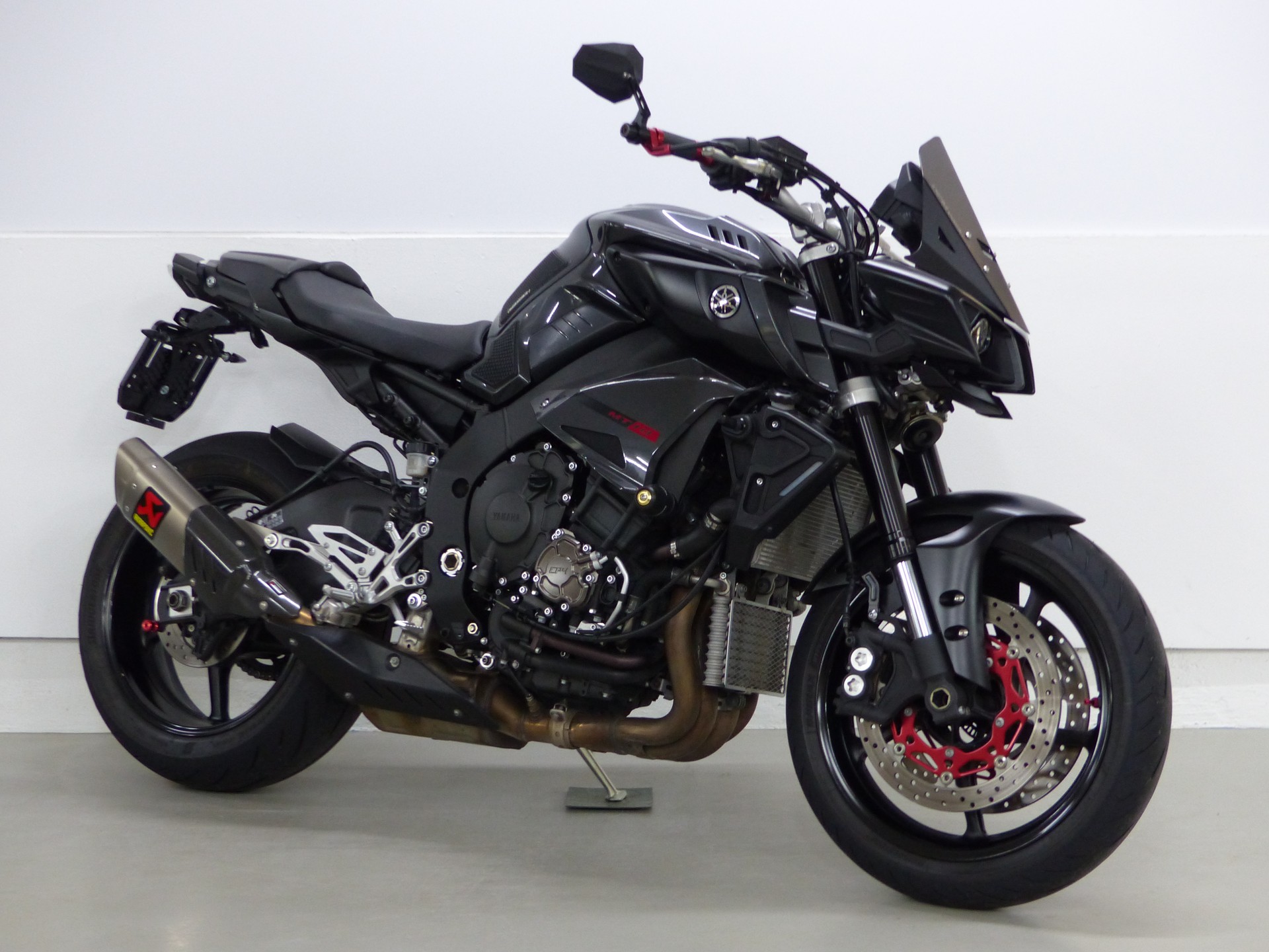 YAMAHA MT-10 ABS mit Zubehör-showroom-element-1