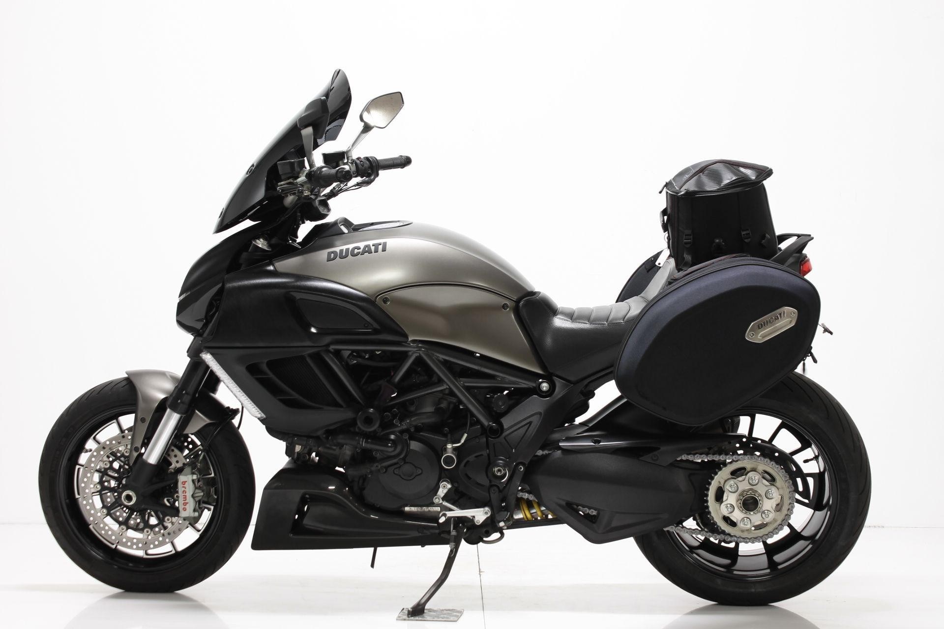 DUCATI Diavel 1200 Carbon-showroom-element-2