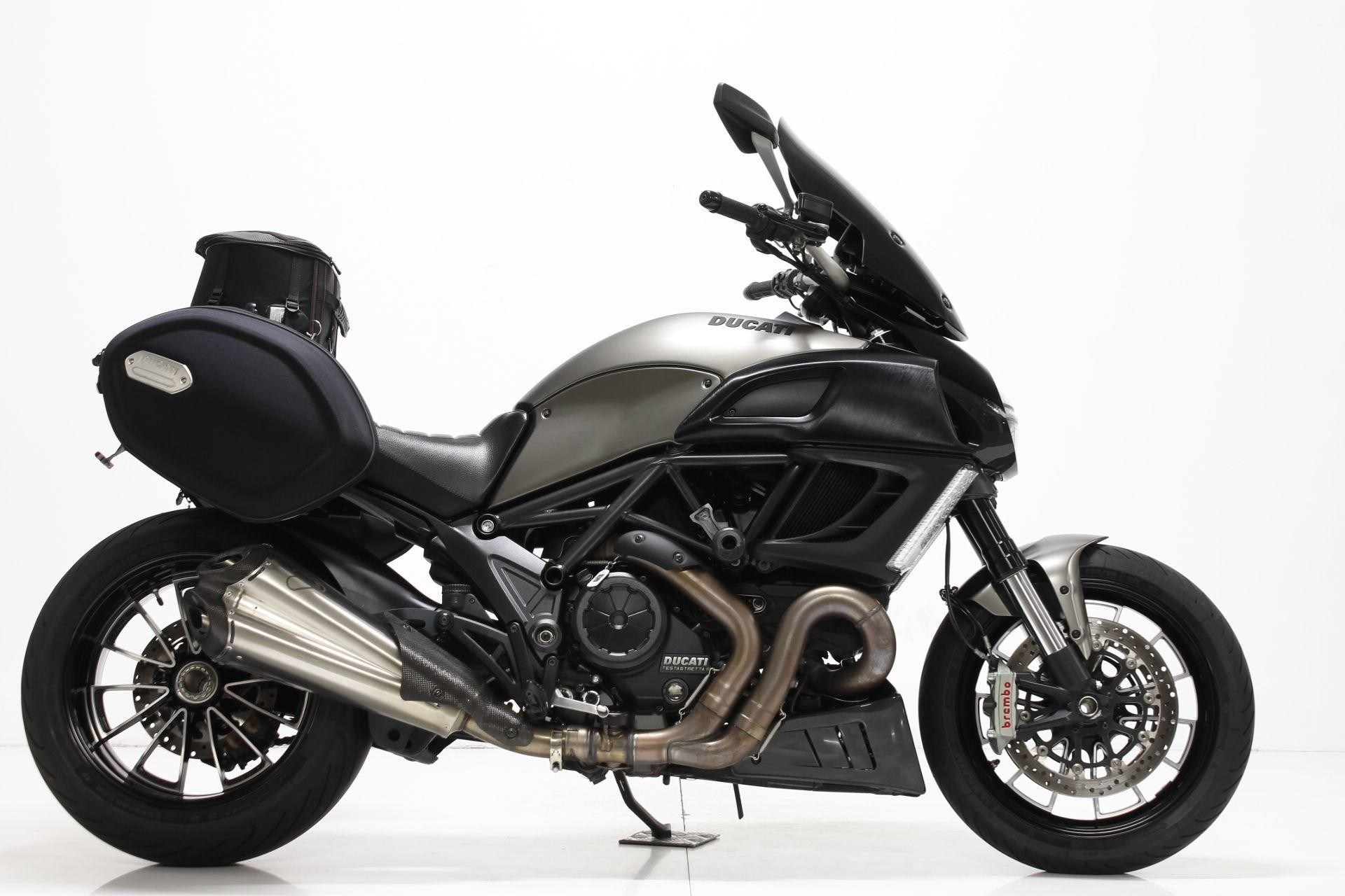 DUCATI Diavel 1200 Carbon-showroom-element-3