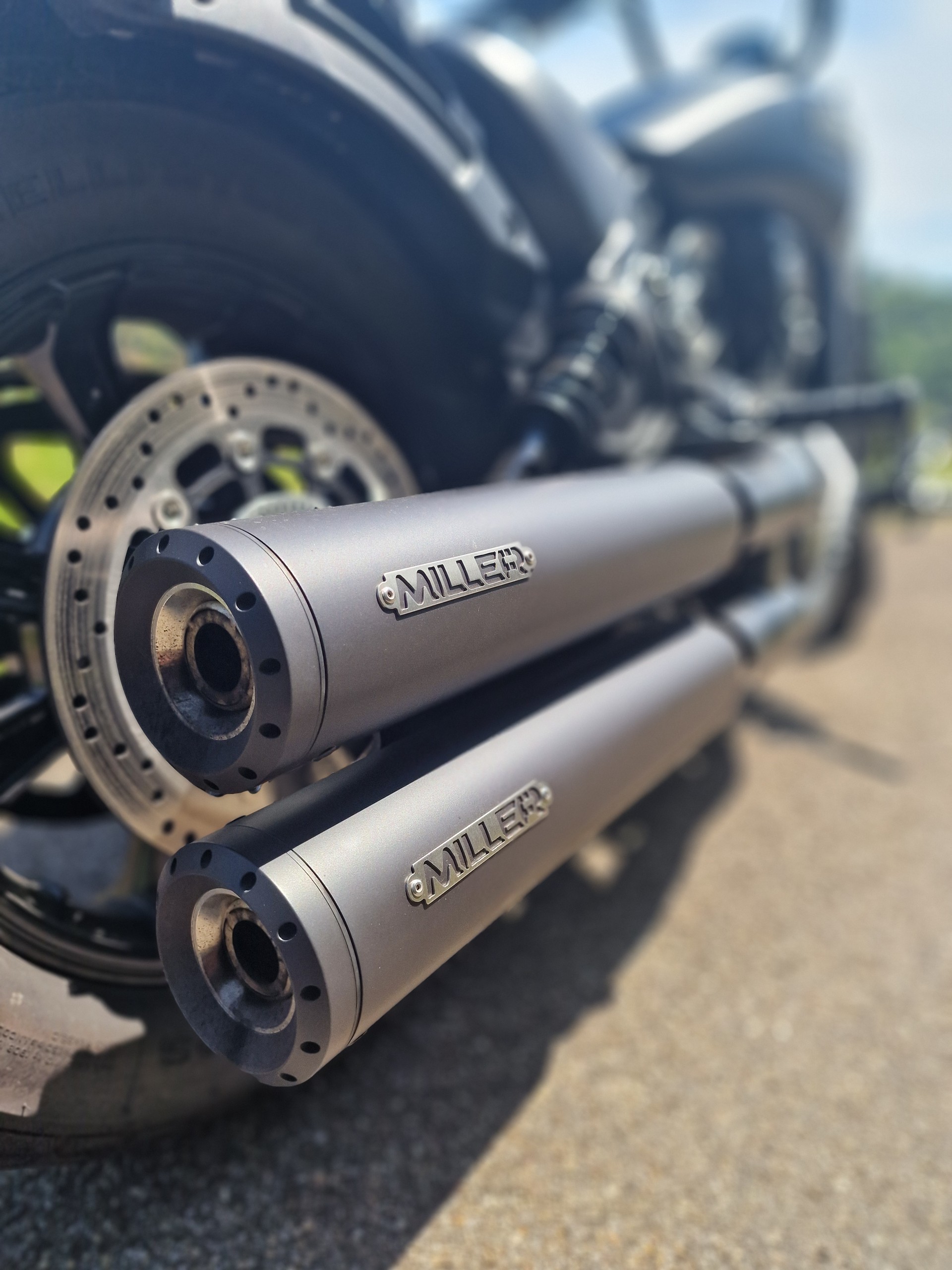 INDIAN Scout Bobber mit Miller Auspuff, LED Blinker, versetzten