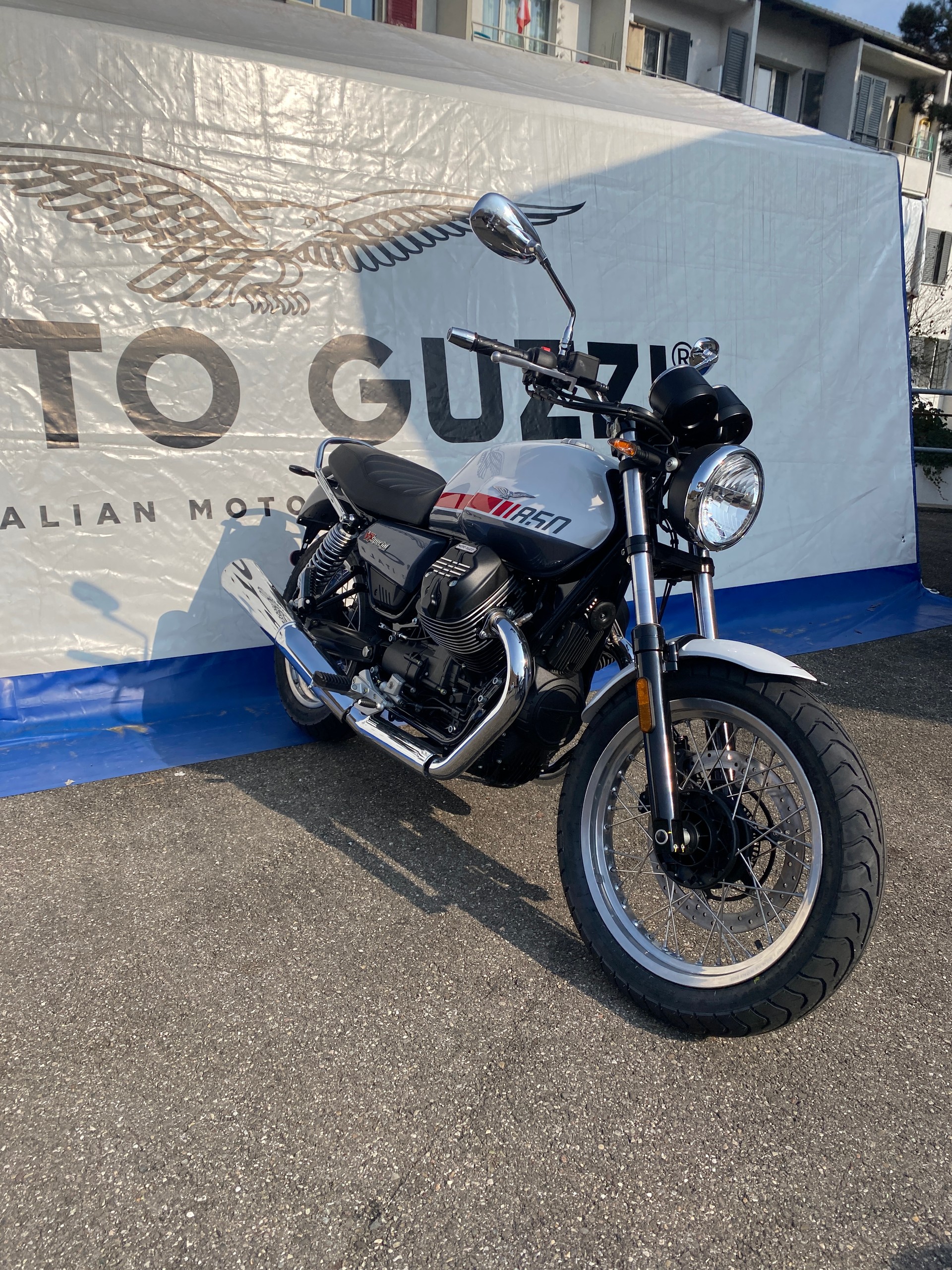 MOTO GUZZI V7/850 Special-showroom-element-2