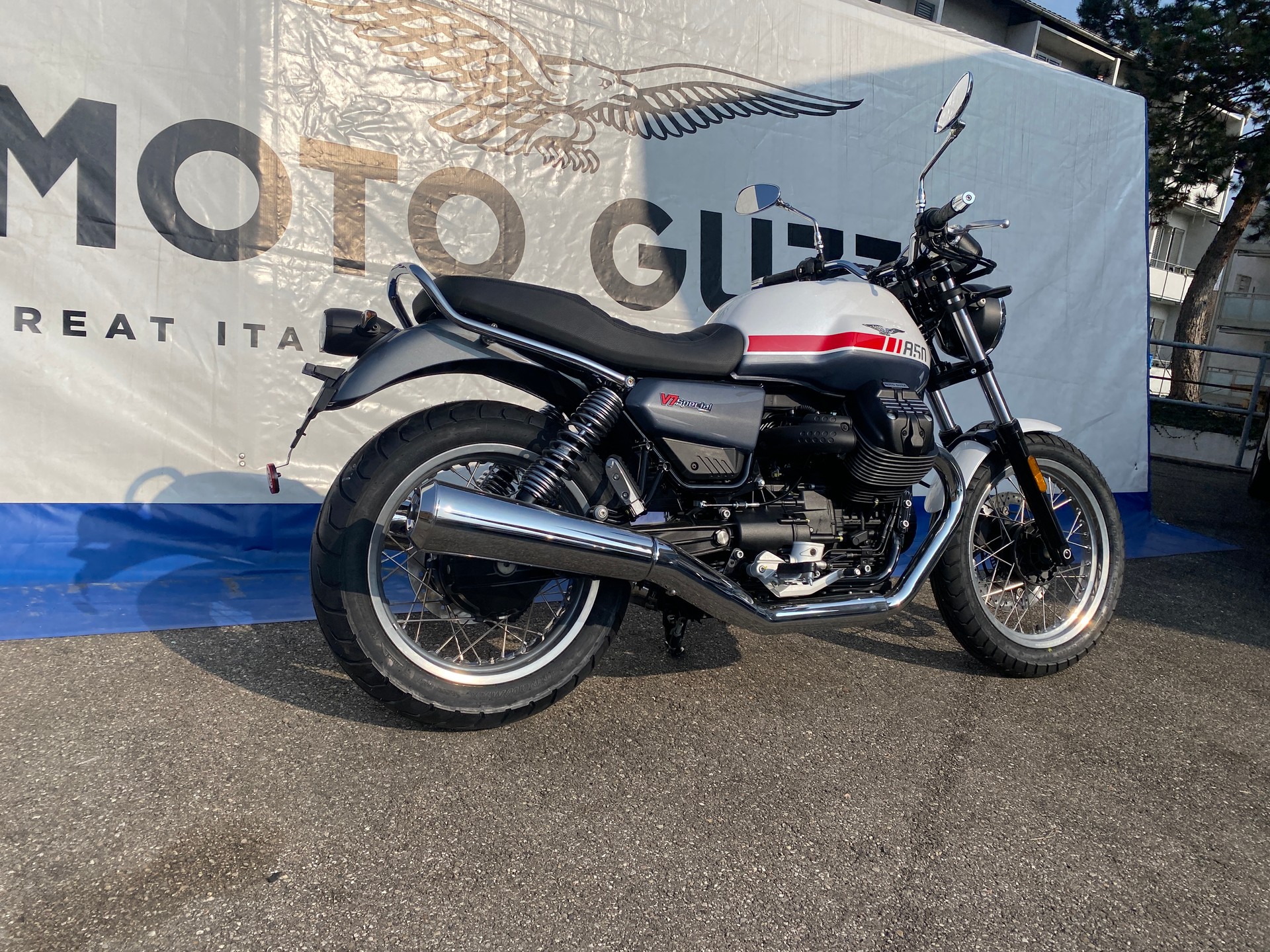 MOTO GUZZI V7/850 Special-showroom-element-1