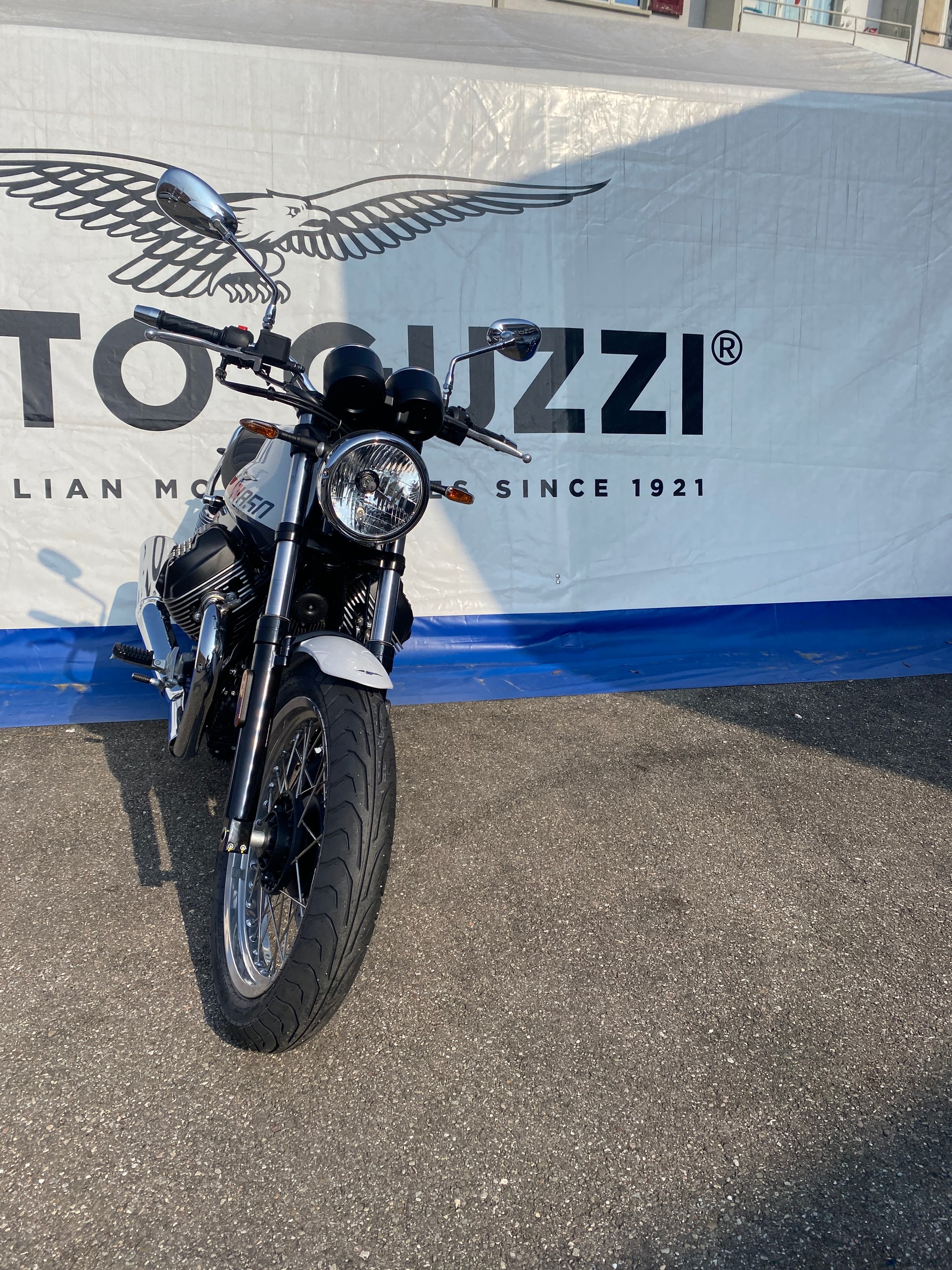 MOTO GUZZI V7/850 Special-showroom-element-3