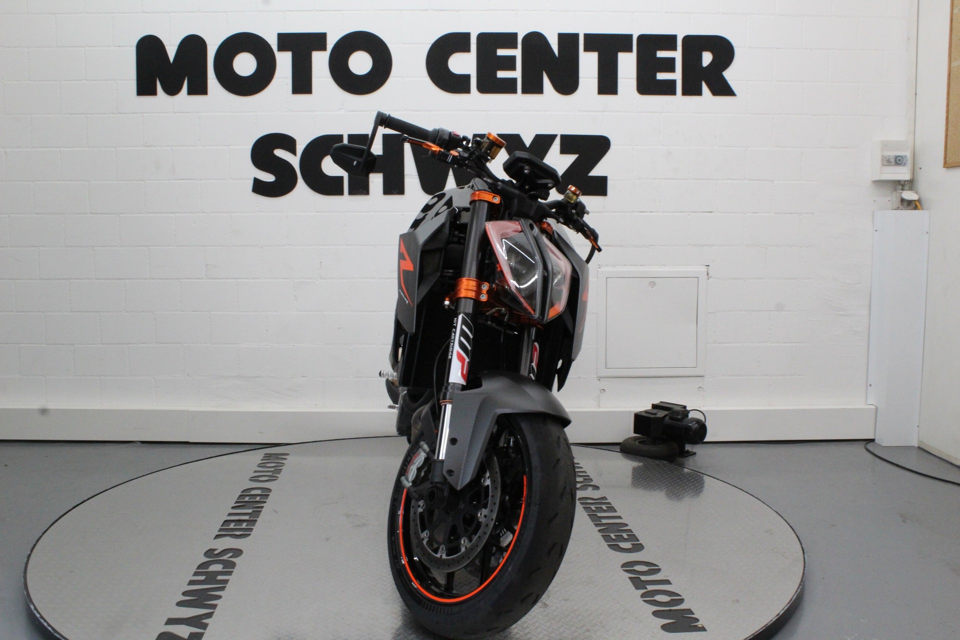KTM 1290 Super Duke R-showroom-element-2