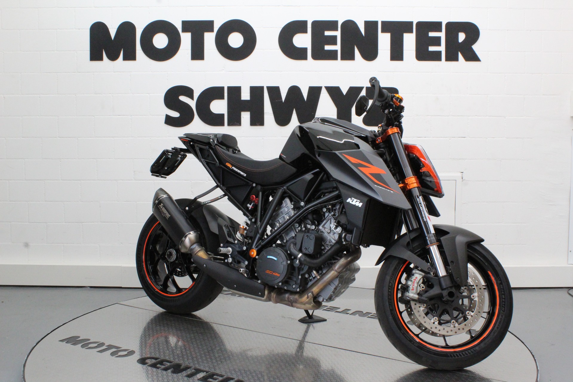 KTM 1290 Super Duke R-showroom-element-1