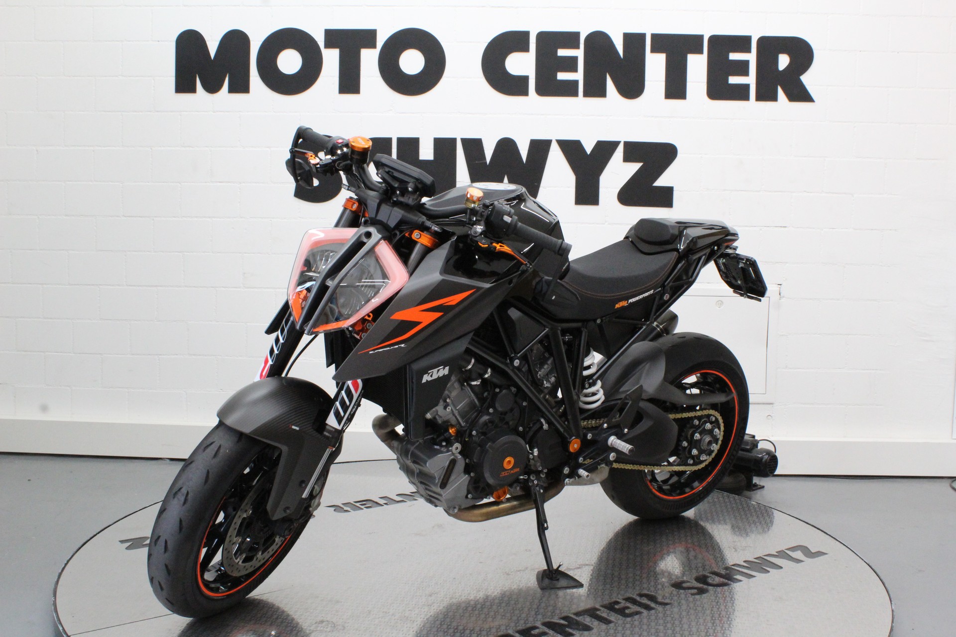 KTM 1290 Super Duke R-showroom-element-3