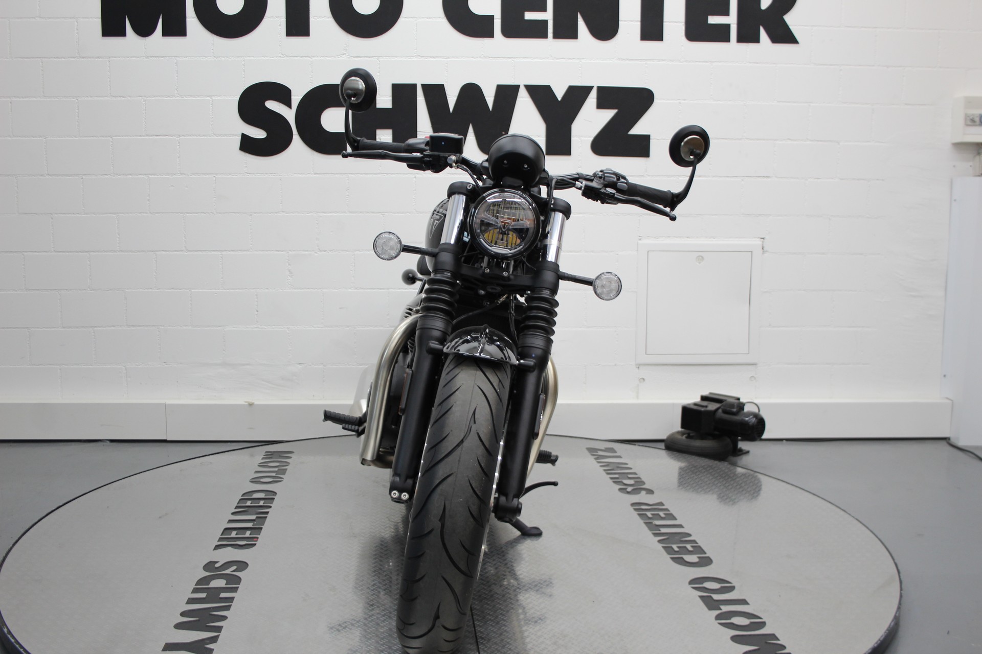 TRIUMPH Bobber Chrome-showroom-element-2