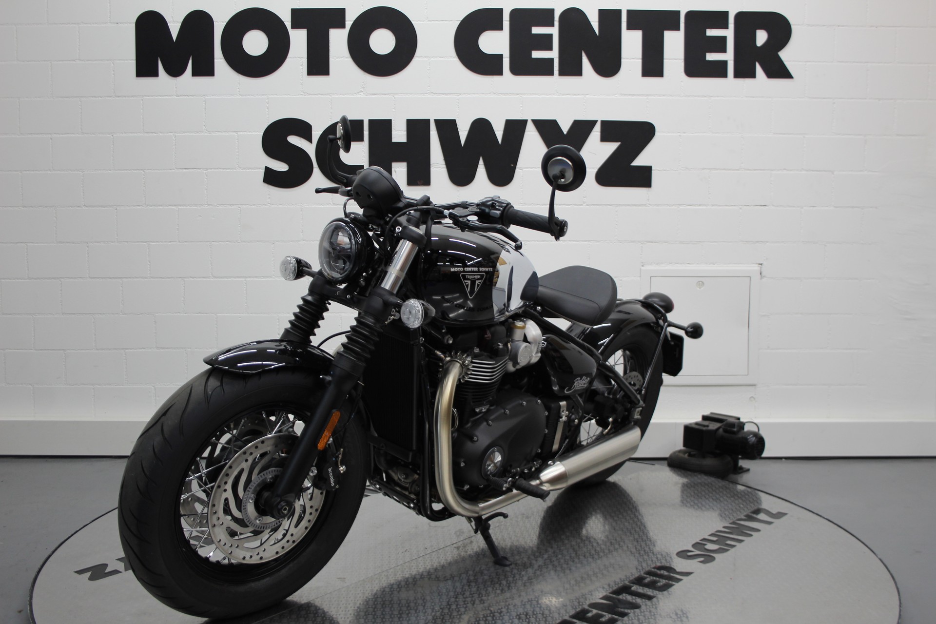 TRIUMPH Bobber Chrome-showroom-element-3