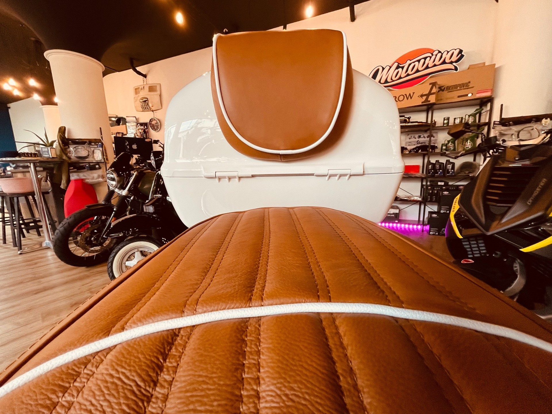 PIAGGIO Vespa 125 Primavera ABS Luxury-Edition-showroom-element-3