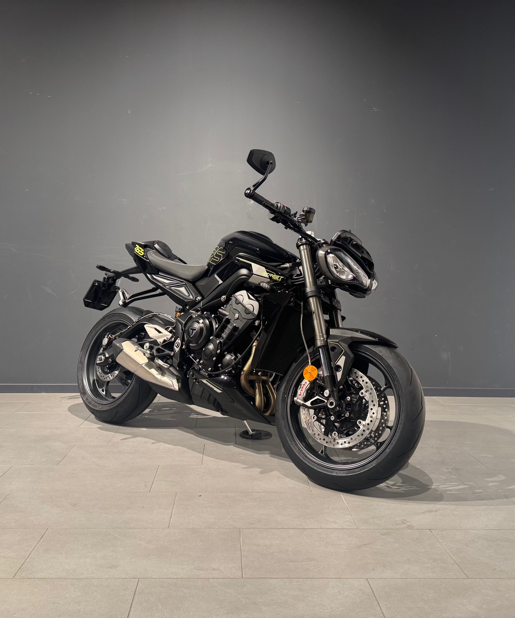 TRIUMPH Street Triple RS 765-showroom-element-1
