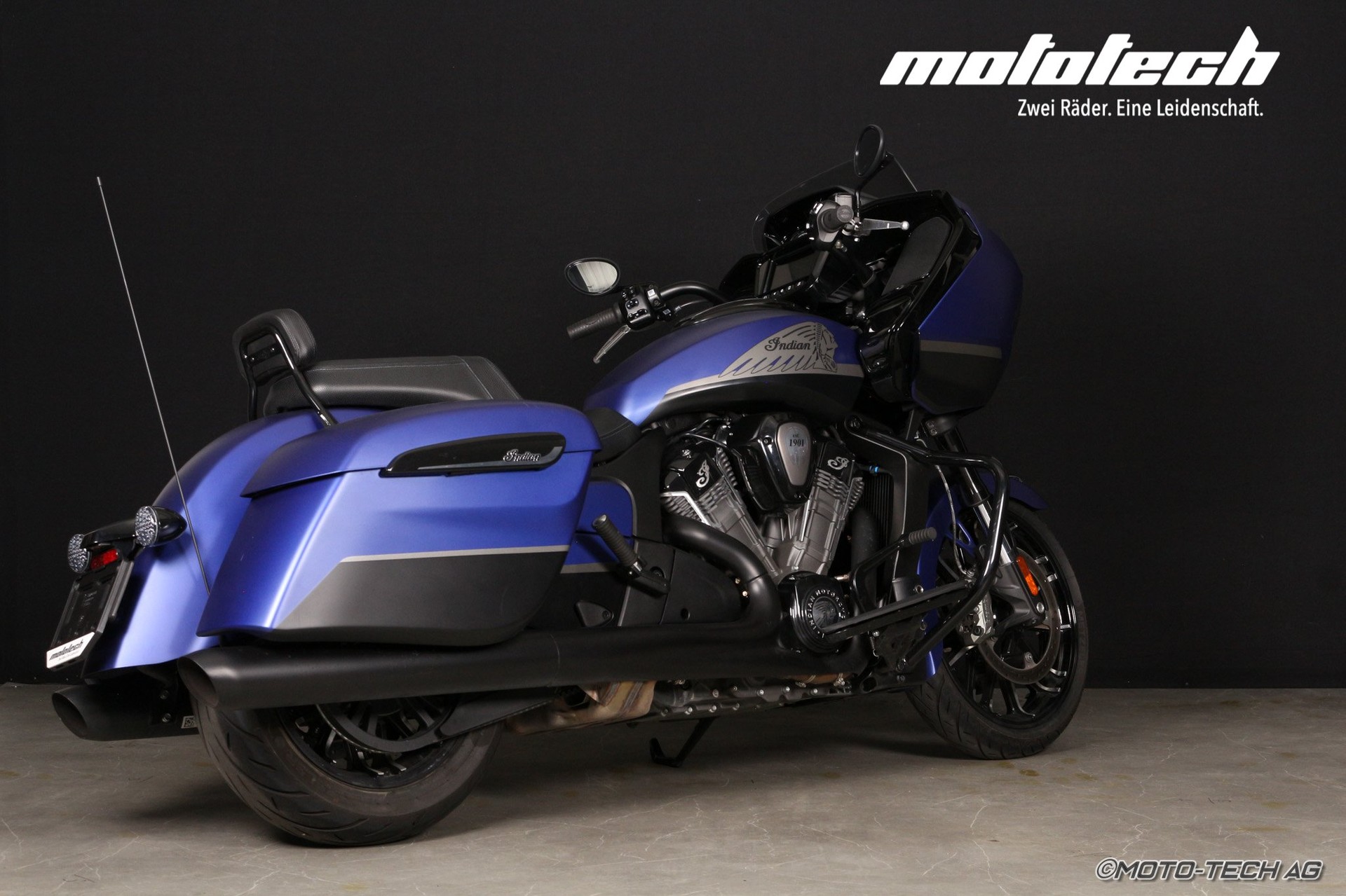 INDIAN Challenger Dark Horse-showroom-element-2