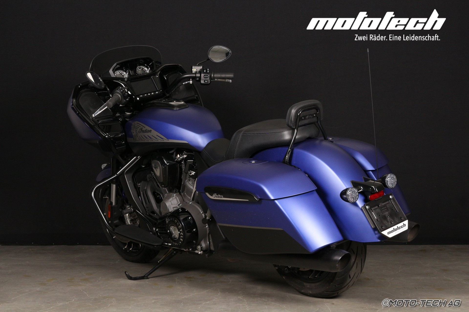 INDIAN Challenger Dark Horse-showroom-element-3
