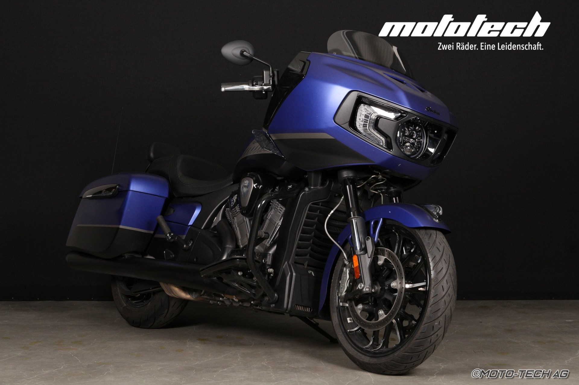INDIAN Challenger Dark Horse-showroom-element-1