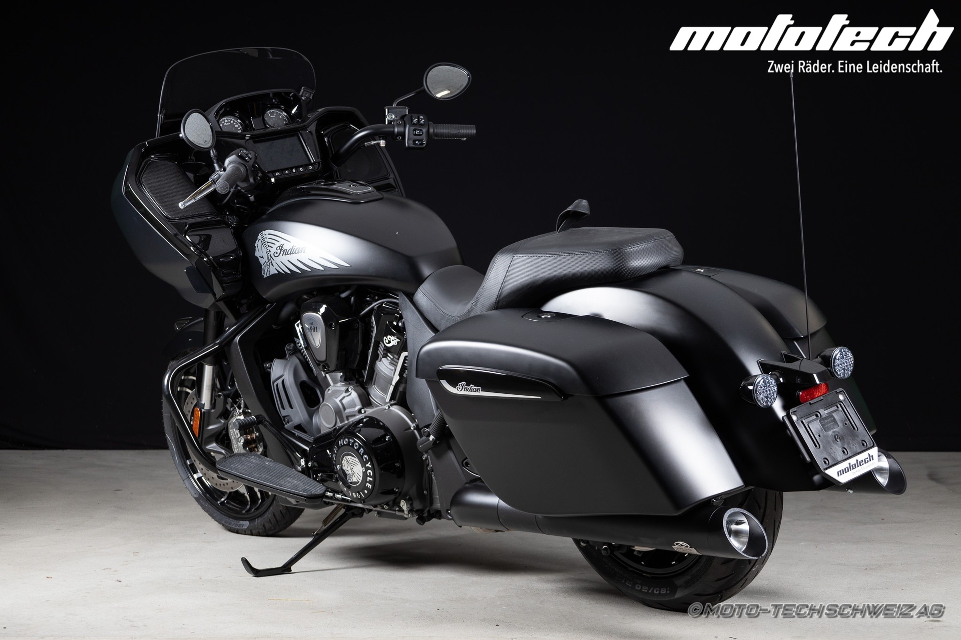 INDIAN Challenger Dark Horse-showroom-element-3