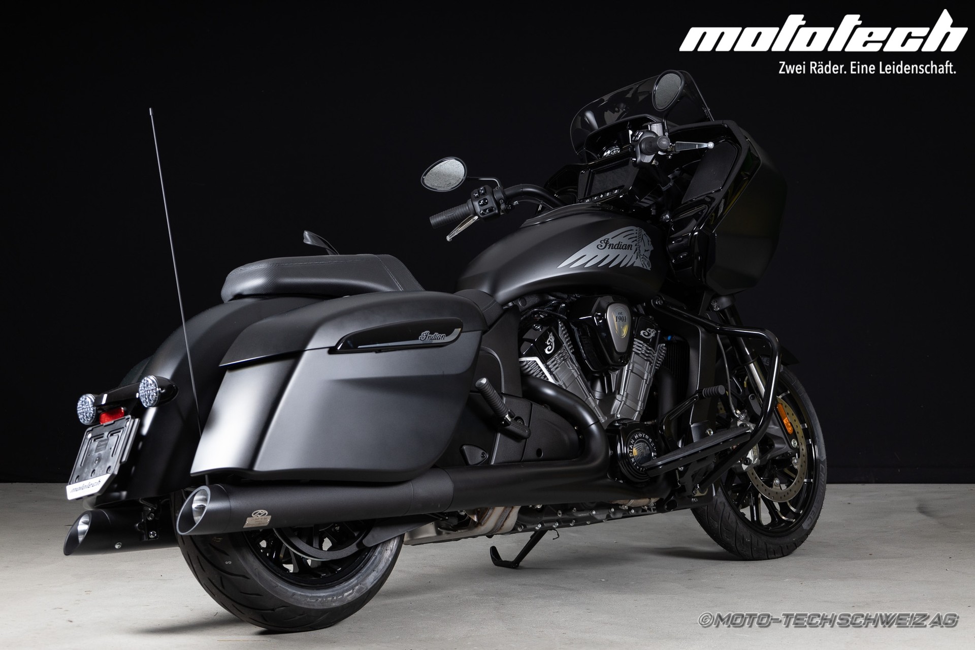 INDIAN Challenger Dark Horse-showroom-element-2