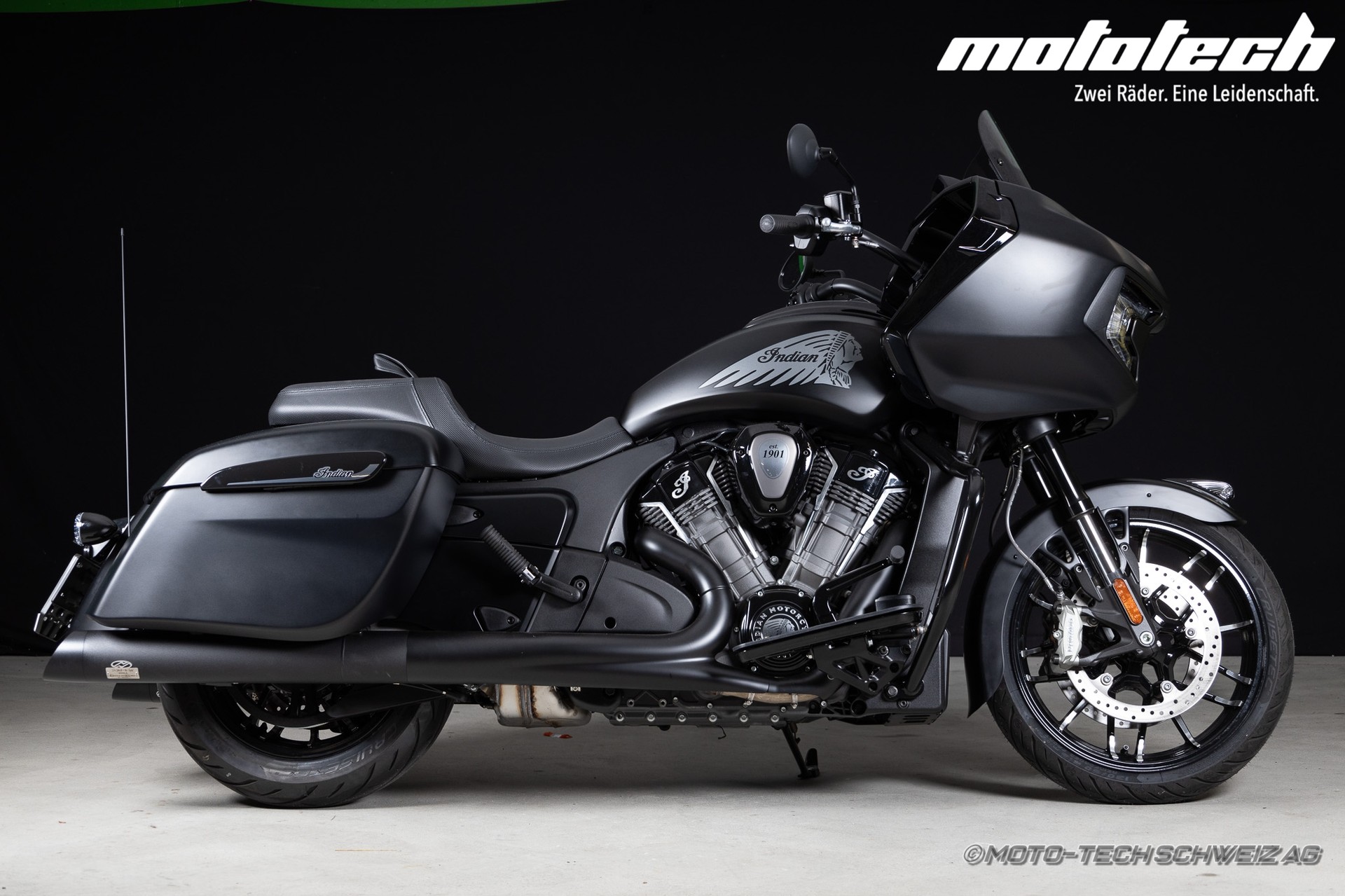 INDIAN Challenger Dark Horse-showroom-element-1