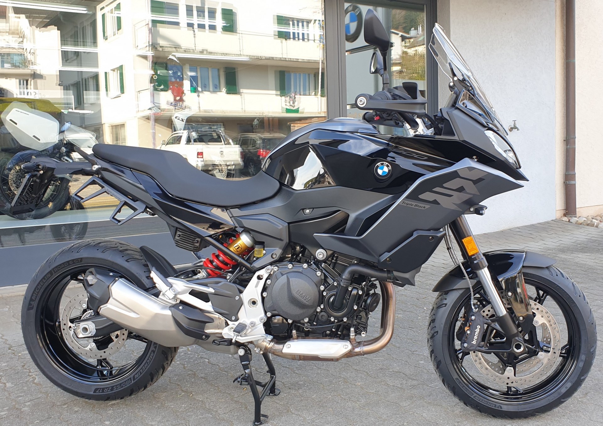 BMW F 900 XR Triple Black-showroom-element-2