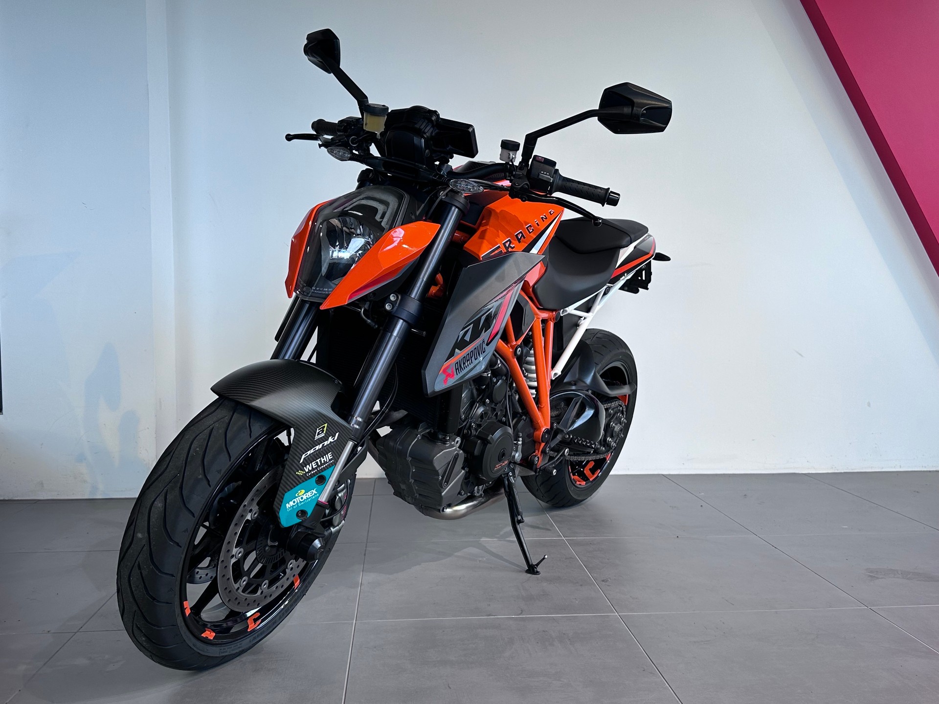 KTM 1290 Super Duke R-showroom-element-2