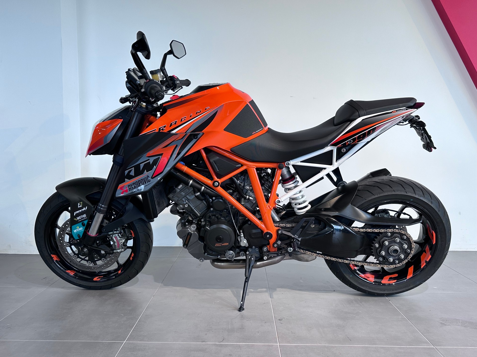 KTM 1290 Super Duke R-showroom-element-1