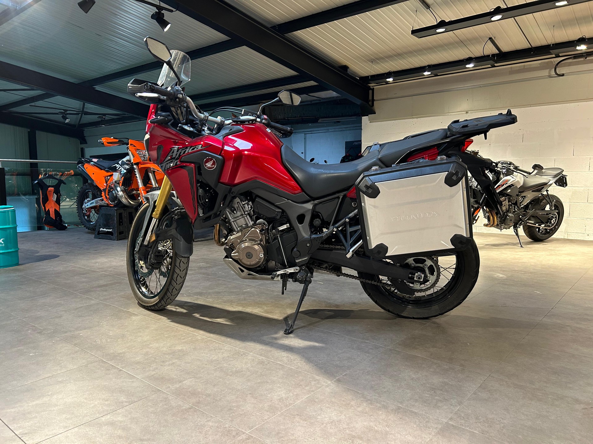 HONDA CRF 1000A Africa Twin-image-3