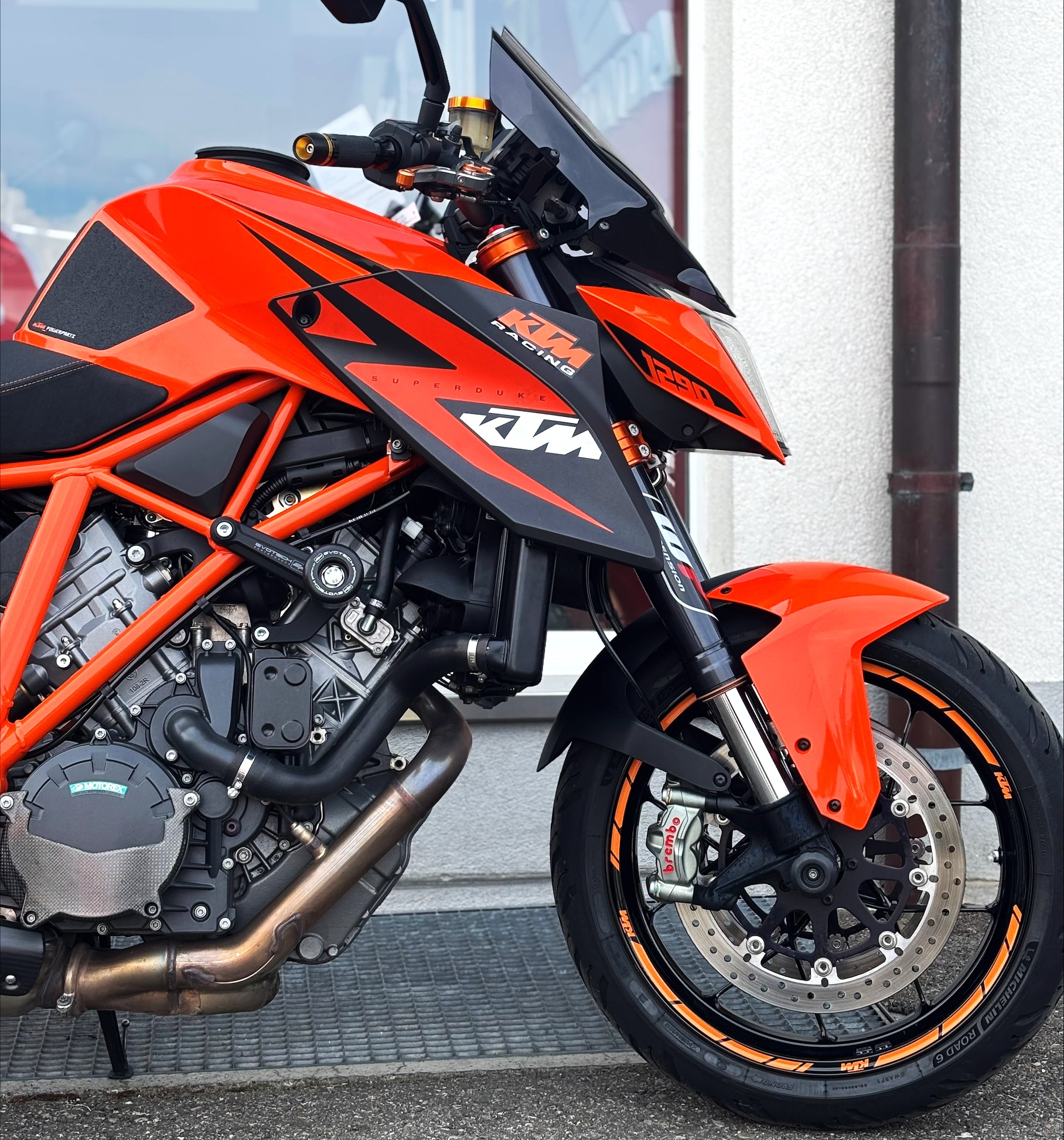 KTM 1290 Super Duke R-showroom-element-1
