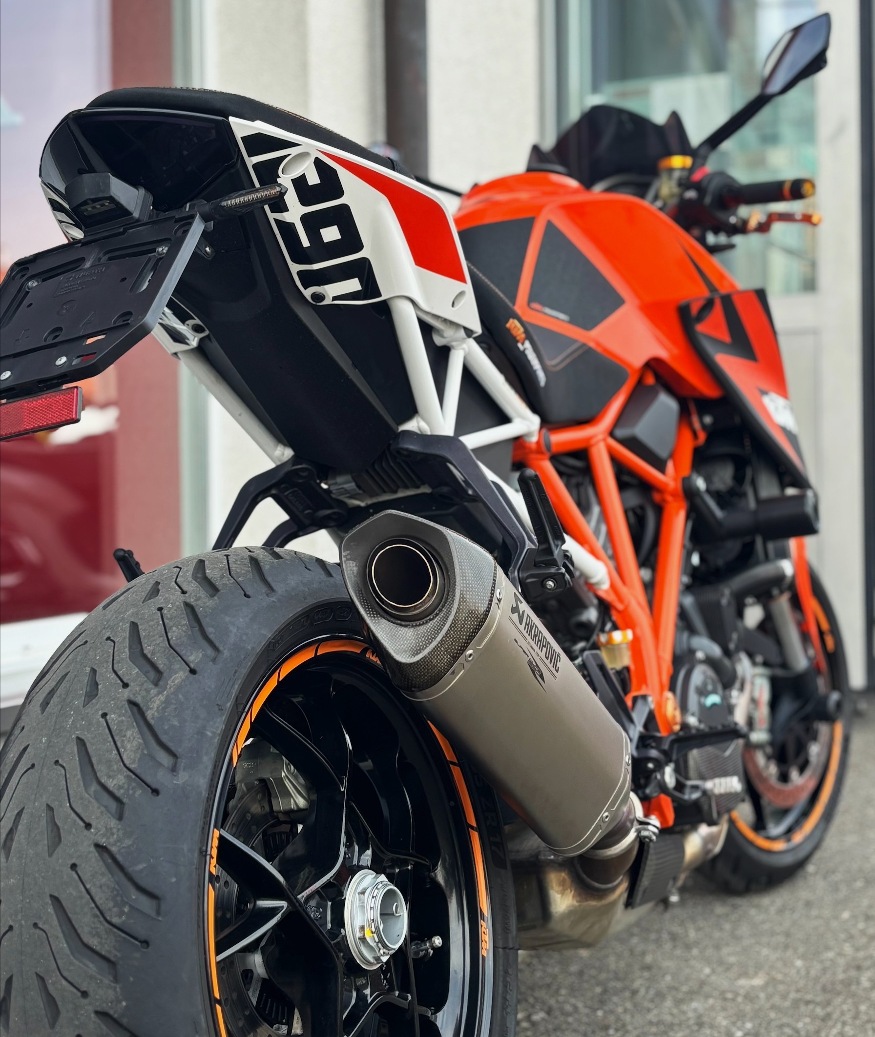 KTM 1290 Super Duke R-showroom-element-2