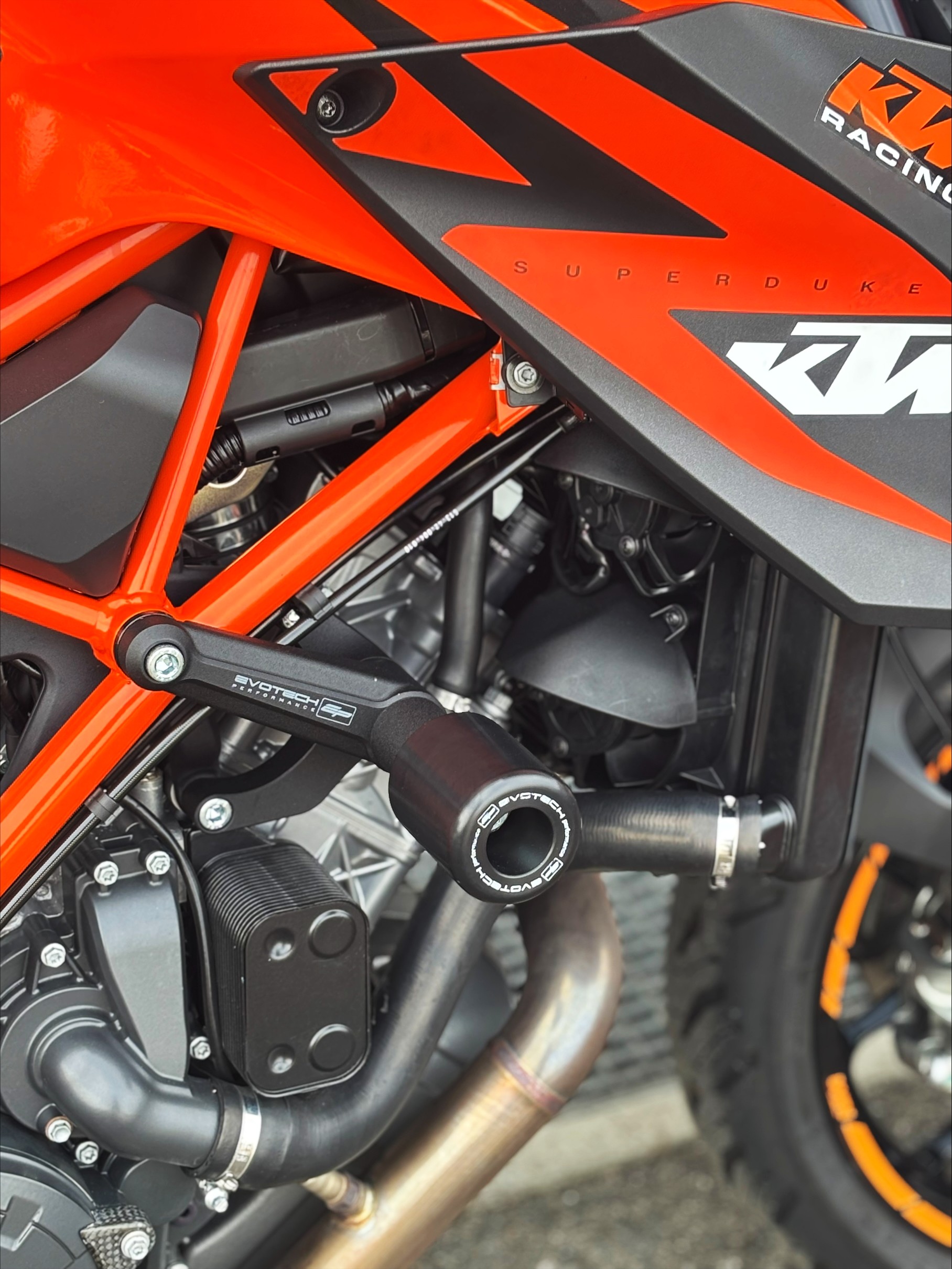 KTM 1290 Super Duke R-showroom-element-3