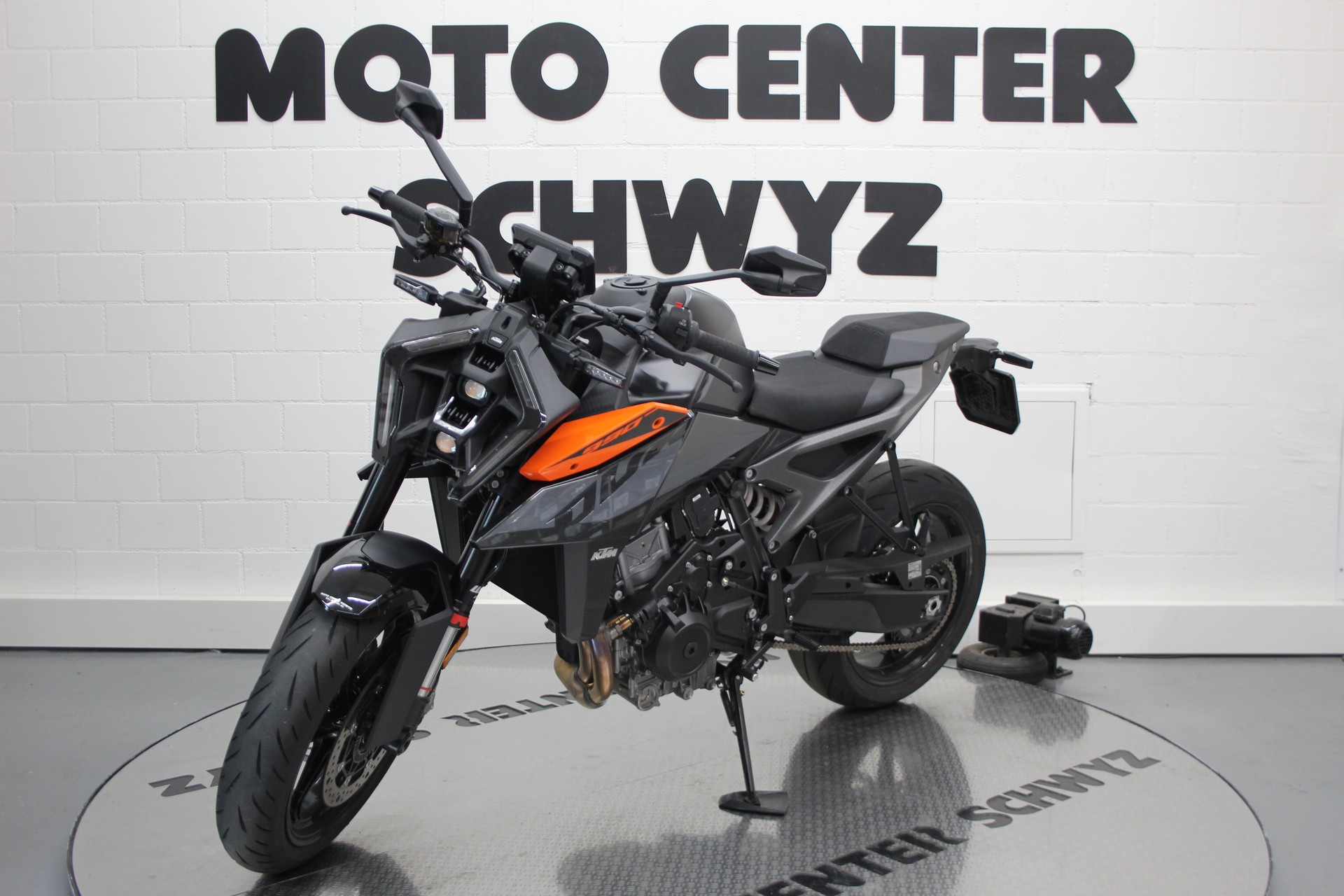 KTM 990 Duke-showroom-element-3