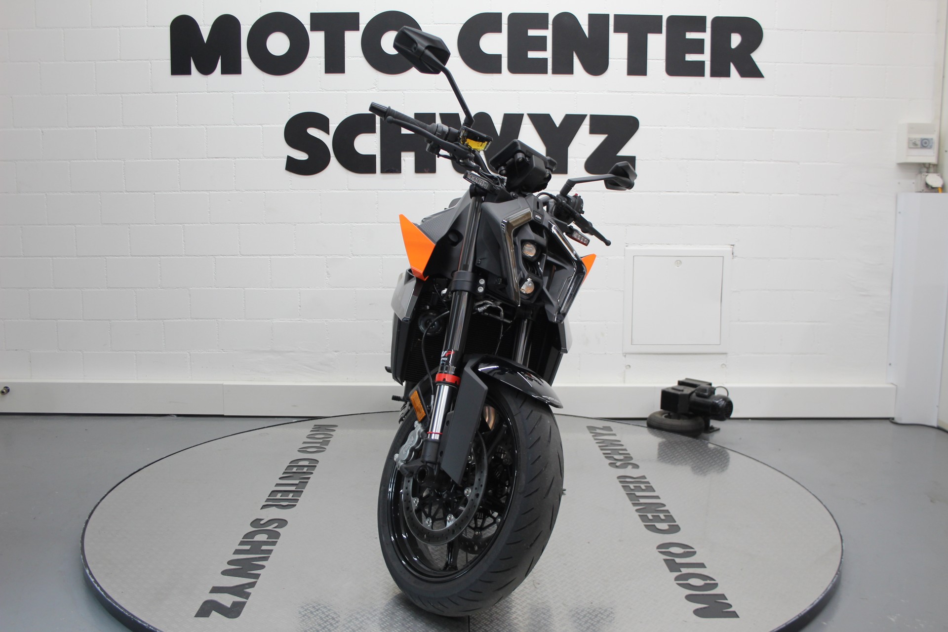 KTM 990 Duke-showroom-element-2
