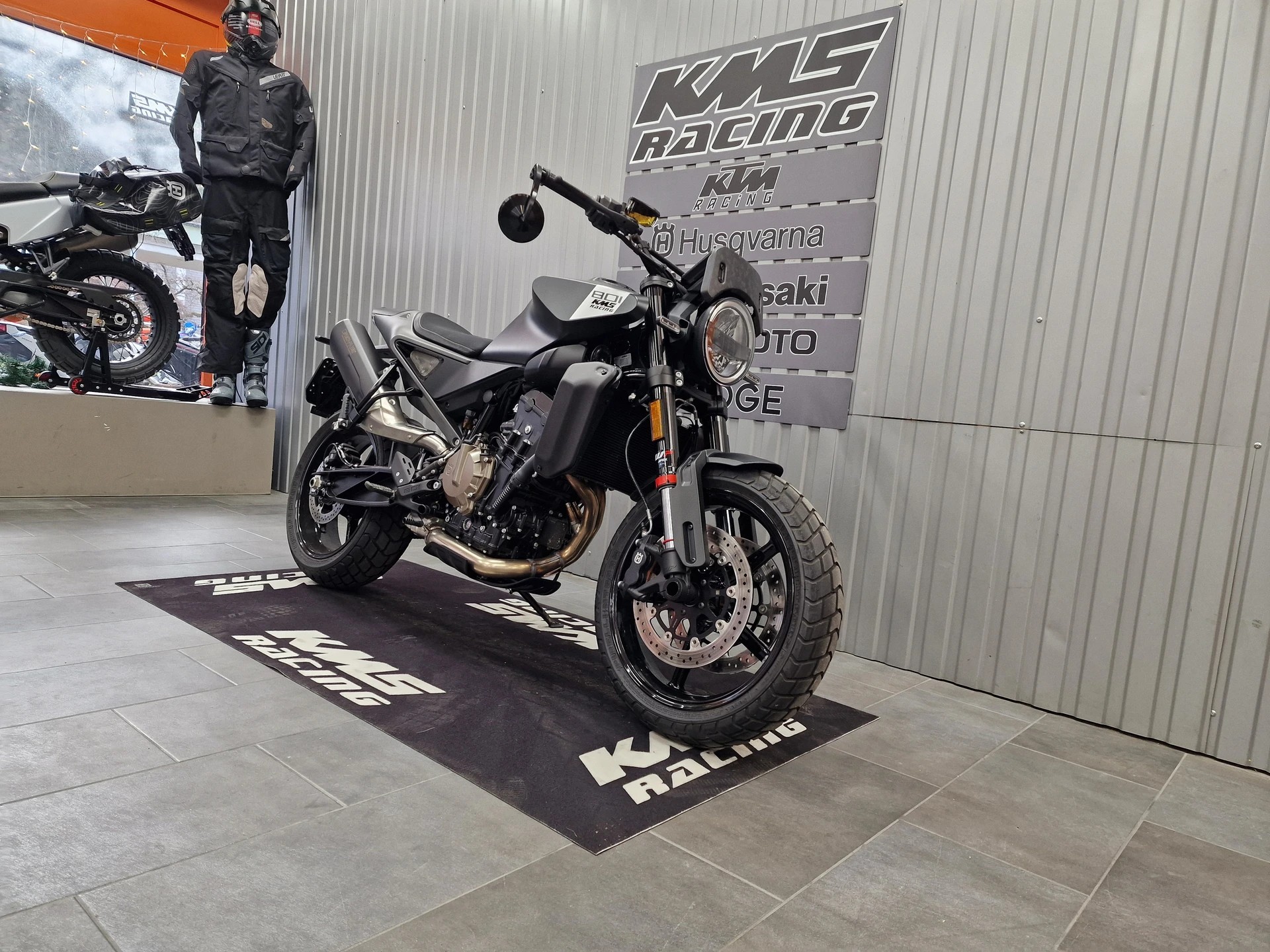HUSQVARNA Svartpilen 801-showroom-element-1