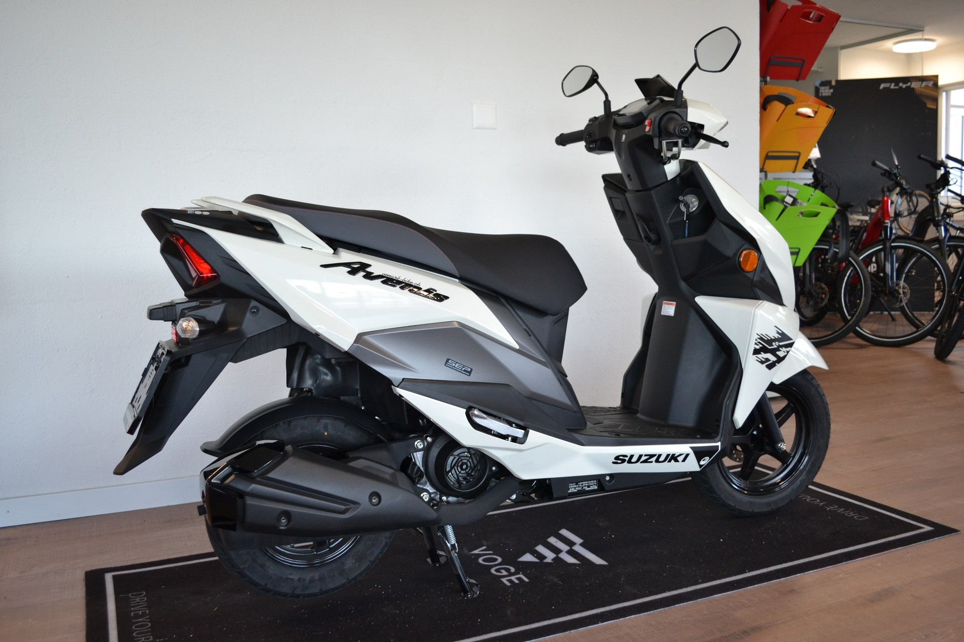 SUZUKI UN 125 Avenis-showroom-element-2