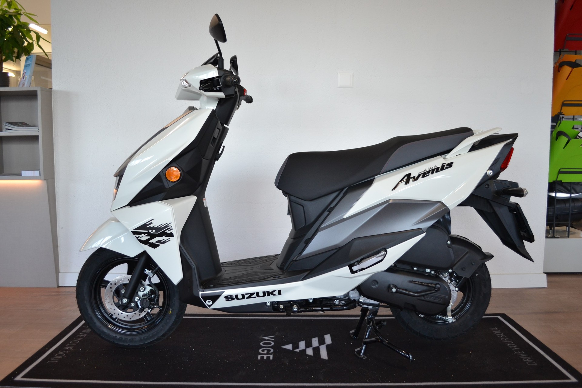 SUZUKI UN 125 Avenis-showroom-element-3
