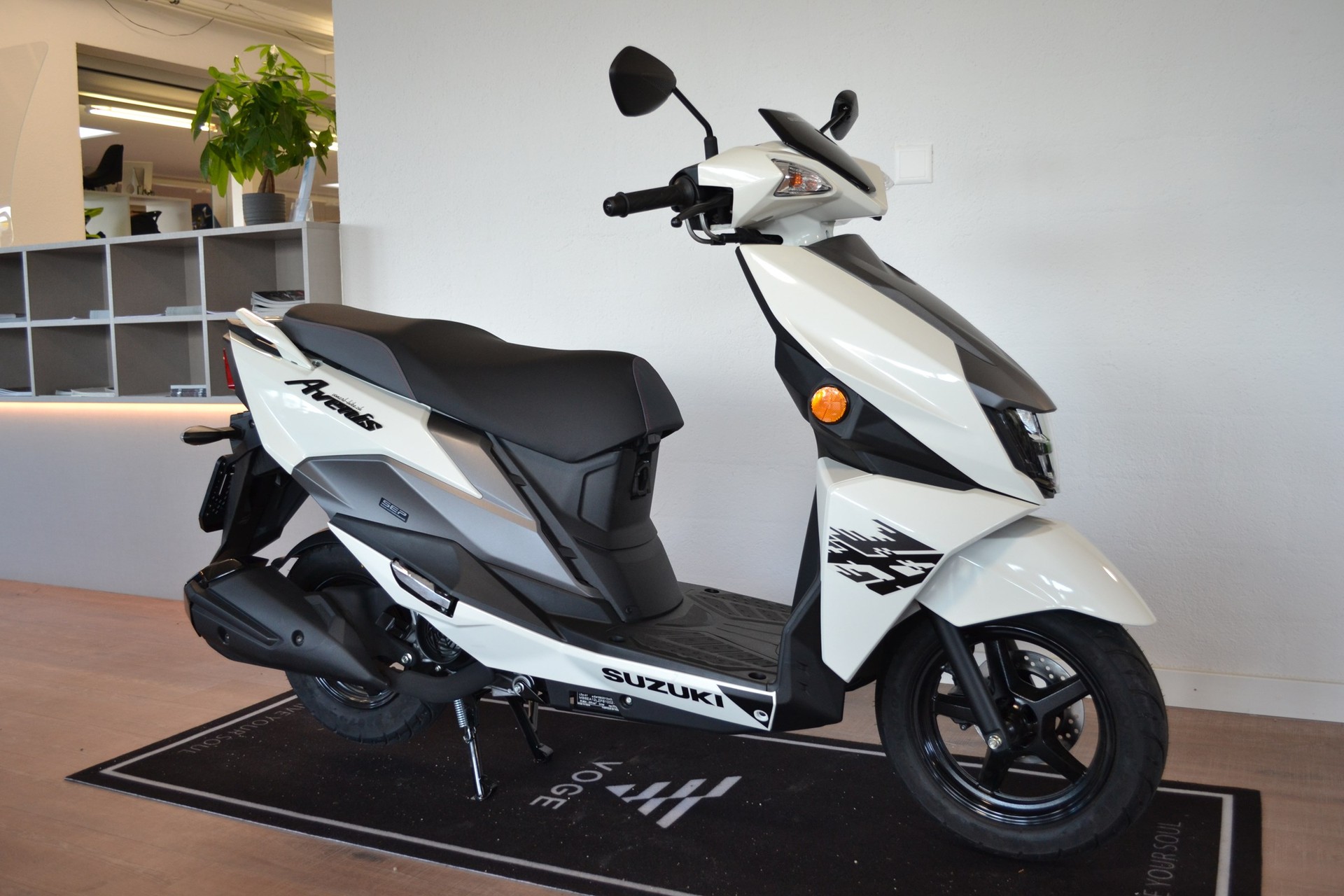 SUZUKI UN 125 Avenis-showroom-element-1