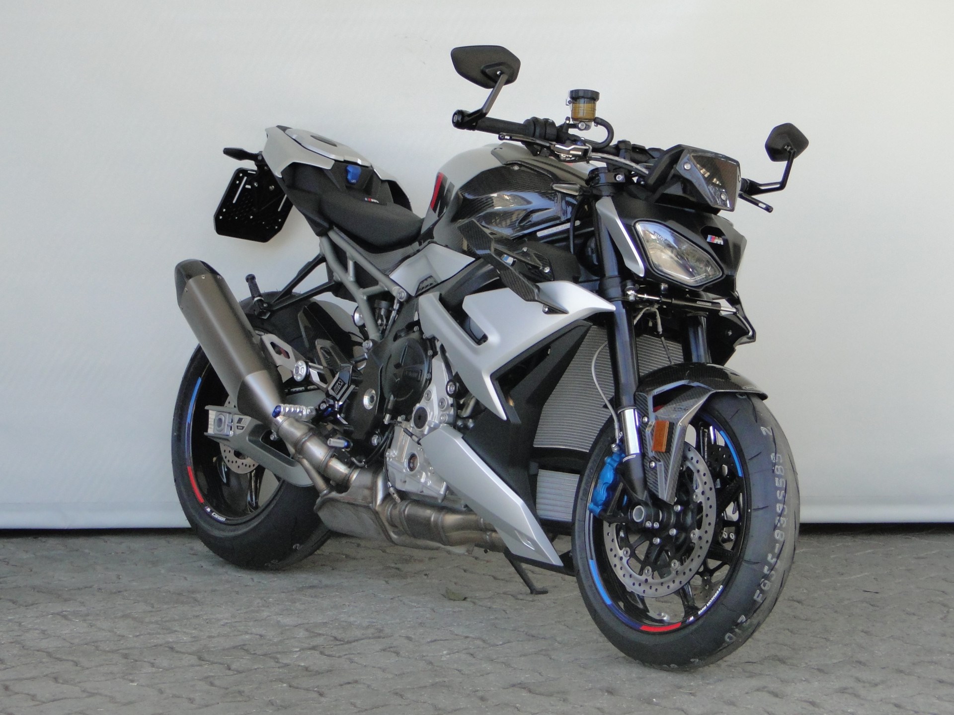 BMW M 1000 R Competition Competition mit M Titan-Abgasanlage-showroom-element-2